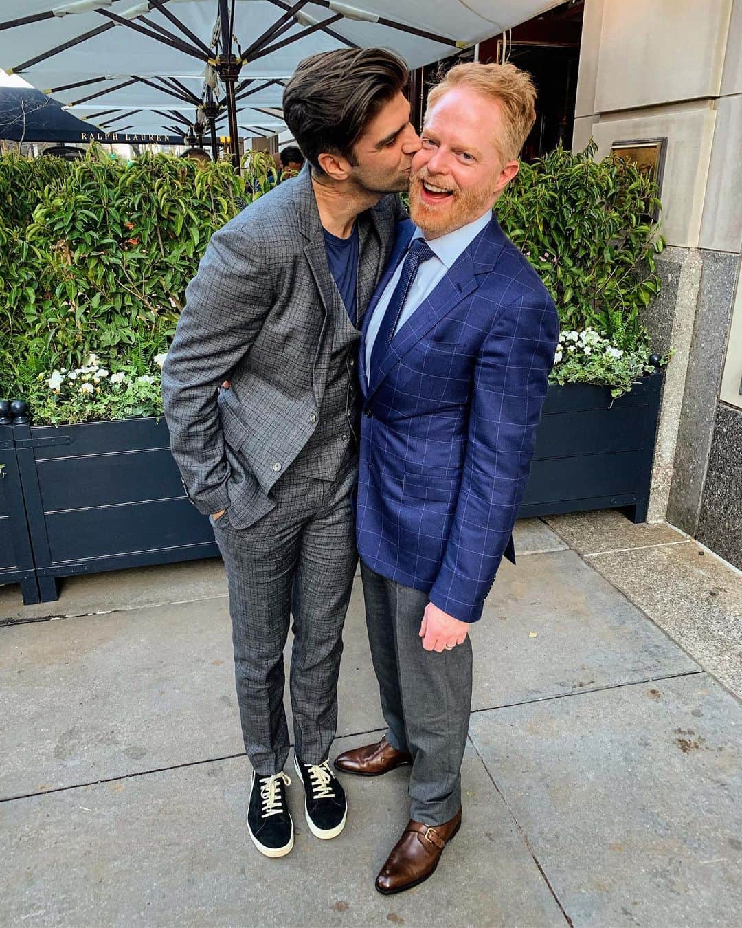 ジェシー・タイラー・ファーガソンのインスタグラム：「Today is my favorite holiday, national kiss a ginger day. 👄 #nationalkissagingerday (photo from pre-pandemic when we used to put suits on and leave the house)」