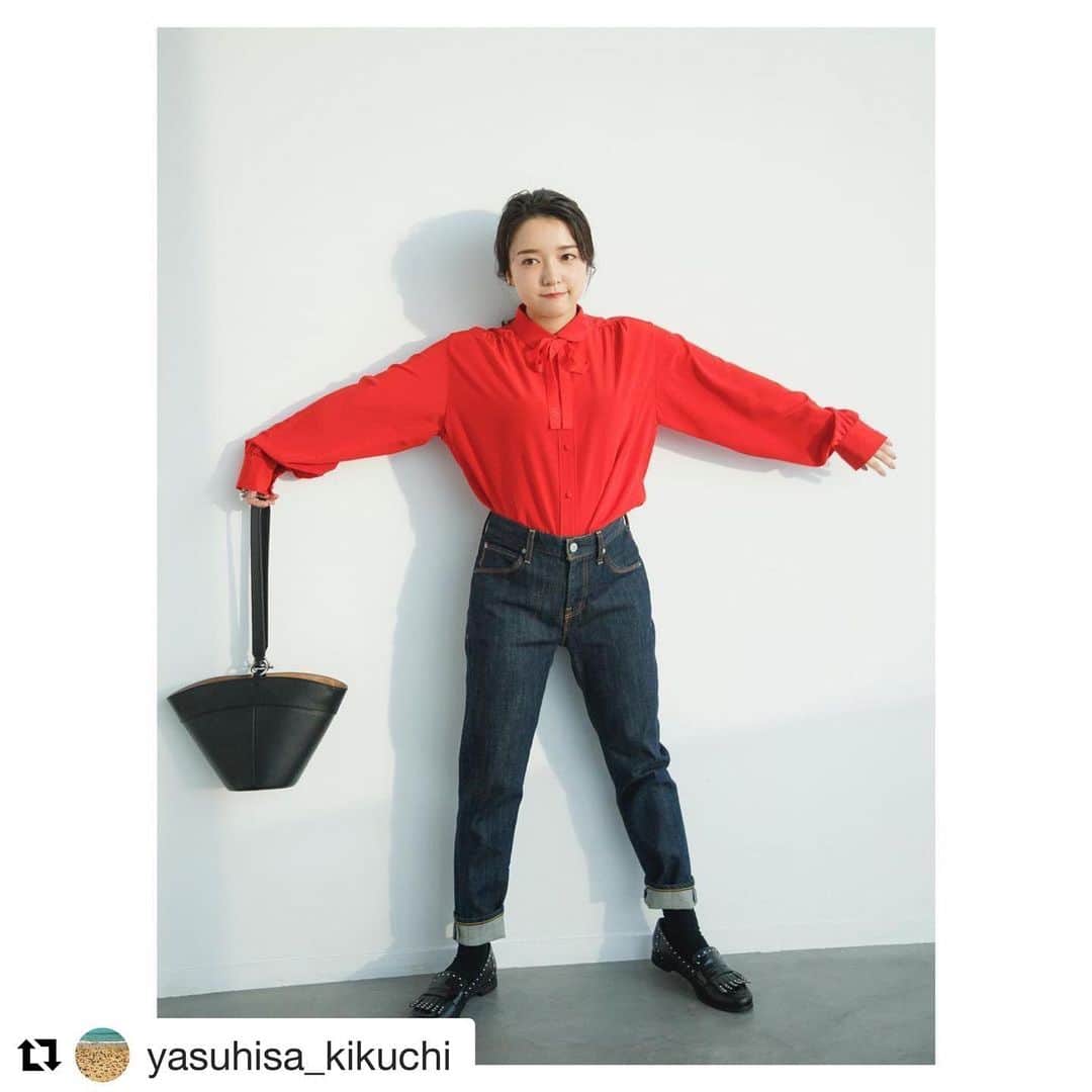 steady.のインスタグラム：「眩しいほどの赤のシャツをデニムで合わせてカジュアルダウン。 こんなコーデも可愛い萌音ちゃん。  ボス恋の続きも気になりますねぇ。  #雑誌ステディ #雑誌steady  #上白石萌音 #ボス恋   #Repost @yasuhisa_kikuchi with @get_repost ・・・ @steady_tkj  model: @mone_kamishiraishi  hair&makeup: #冨田朋子 styling: @okapiiiii  photo: @yasuhisa_kikuchi  #上白石萌音 #steady #菊地泰久 #yasuhisakikuchi #beauty #makeup #fashion #portrait #shooting #photography #photographer」