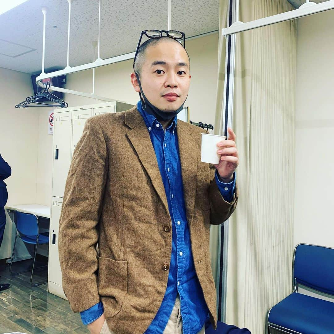 菅原好謙さんのインスタグラム写真 - (菅原好謙Instagram)「ウエダサンゾフィー  #昨年のライブ #載せてなかった #写真を #いま #インスタへ #ゾフィー　さん #ゾフィー上田　さん #コント村 #村長 #部屋と合わせてる #トータルコーディネート  #トンツカタン  #母船」1月13日 7時52分 - omacyattt