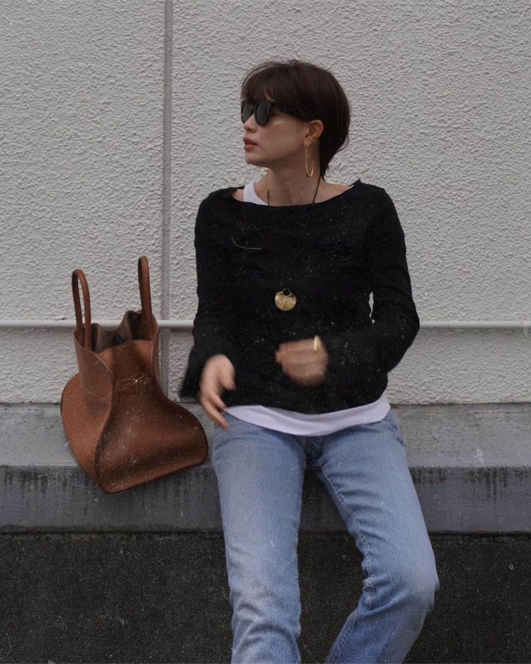JUNNAのインスタグラム：「明日 1月14日(木曜日)より  #2021ETRE_ss   ETRÉ TOKYO 2021 Spring Collectionが スタート致します。  今回のノベルティーも リクエストの多かったルームウェアです！  かぼちゃパンツ...  今回も拘りすぎて、 ノベルティーの領域を...🤭  新作一覧は　@etretokyo HPにてご覧下さい。  ストーリズではQ&Aを行なっています🐣  写真はコットン、リネン素材の メローデザイントップス  さらりとドライタッチな表面に仕上げ、 上品さを保ちつつもネップ素材を採用することでカジュアルな雰囲気に...ETRÉ TOKYOらしいルーズ過ぎないサイズ感も◎  #etretokyo#2021 #2021年 #春服#春#春コーデ#カジュアルコーデ #カジュアルファッション #カジュアル#therow#156cm」