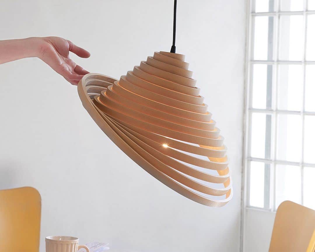 Design Milkさんのインスタグラム写真 - (Design MilkInstagram)「The waste and overconsumption of the design industry is no secret, but products like the Espinel Pendant Light are evidence of the shifting tide towards sustainable design. Designed by @guillecameron for Estepa, the Espinel was created to use the smallest amount of raw material possible in production and packs flat to reduce the carbon burden of shipping. \\\ Read more about the Espinel at the link in bio. 🔗」1月13日 7時46分 - designmilk