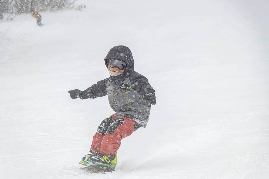 岡本圭司さんのインスタグラム写真 - (岡本圭司Instagram)「息子と母 ヒールサイド編。 なんで2人ともターン中に笑ってるねん。 形も一緒… Son and mother. Why are they laughing😂 #familysnowboarding  #myfamily  #snowboarding」1月13日 7時47分 - hywod_kj
