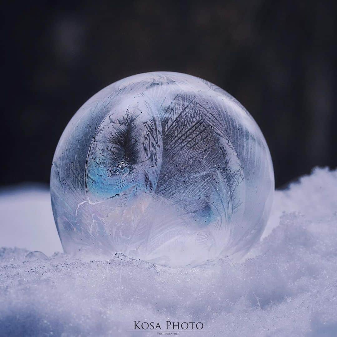 のインスタグラム：「Frozen Bubbles 前回アップしたのは浮遊中を撮影したものですが、今回は雪の上で膨らませたシャボン玉です シャボン玉の下側から、羽のような模様の結晶が出現します やがて全面を覆うように凍りました❄️ 自然のアートは神秘的で美しい‼️ . Location:奈良 Nara / Japan🇯🇵 Date:2021年1月 . #シャボン玉 #macro_brilliance #Majestic_Macros #9Vaga_Macro9 #Macro_vision #top_macro #igbest_macros #bns_macro #Japan_Daytime_View #YourShotPhotographer #FrozenBubbles #tokyocameraclub #dpj_member #team_jp_ #IG_PHOS #photo_jpn #ptk_japan #pt_life_ #bestjapanpics #Lovers_Nippon #Impressive_gallery #light_nikon #sorakataphoto #LBJ_Legend #広がり同盟メンバー #nipponpic_member #special_spot_legend #nationaldestinations #japan_of_insta #bestphoto_japan」