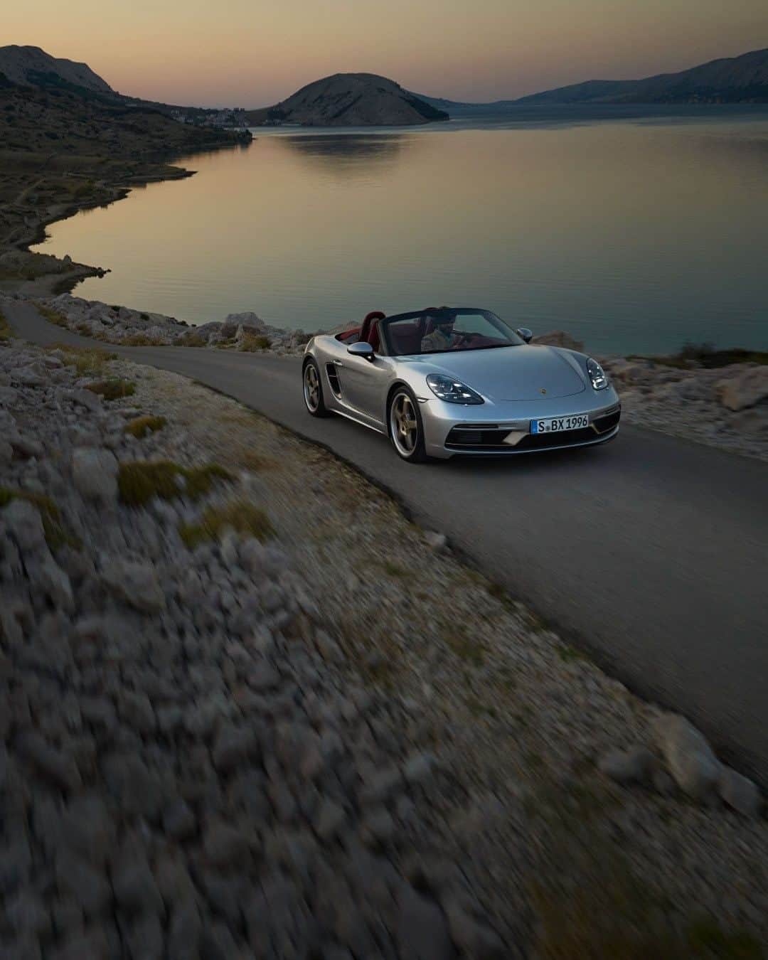 Porscheさんのインスタグラム写真 - (PorscheInstagram)「25 years young. Marking the defining anniversary of a car that repeatedly redefines the feeling of open-top driving. Presenting the Boxster 25 years. __ Boxster 25 years: Fuel consumption combined: 10,9 - 10,1 km; CO2 emissions combined: 247 - 230 g/km I https://porsche.click/DAT-Leitfaden I Status: 01/2021」1月13日 8時01分 - porsche