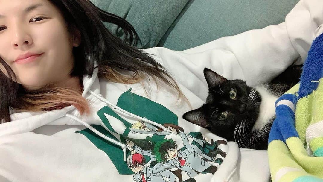 のインスタグラム：「Stick together in Winter🐈‍⬛ 冬は基本くっついてます #lifewithcats #blackcat #猫のいる暮らし」