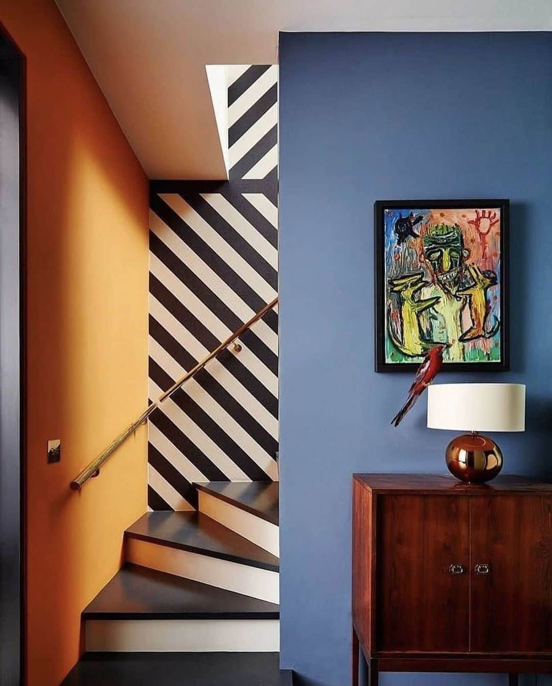 Homepolishのインスタグラム：「Inject the unexpected into small spaces for a graphic, pop art touch.   Interior design by @suzyhoodless.  Photo by @lucasallenphoto.」