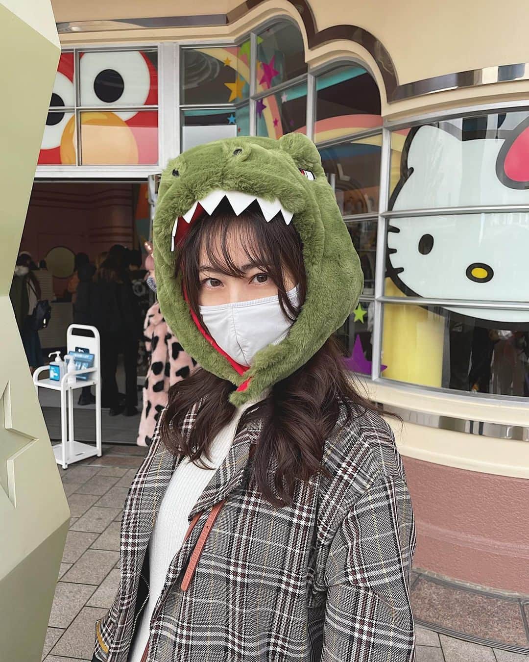 伊藤沙織のインスタグラム：「🦖🦖🦖11月に行ったUSJ💚友達も同じ日に来てて合流した🥰 . #usj」