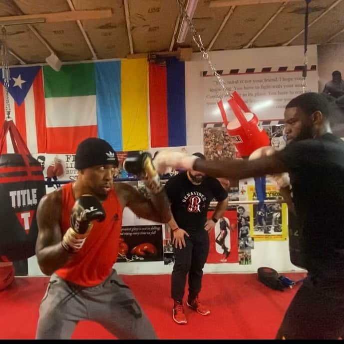 デイミアン・リラードのインスタグラム：「Congrats on the lil one bra @kelblev_ ... you pops now  and life AND that little girl bout to do what that right hand loaded up to do to you 😂😂😂😂 get ready! 🙏🏽👨🏿‍🍼」