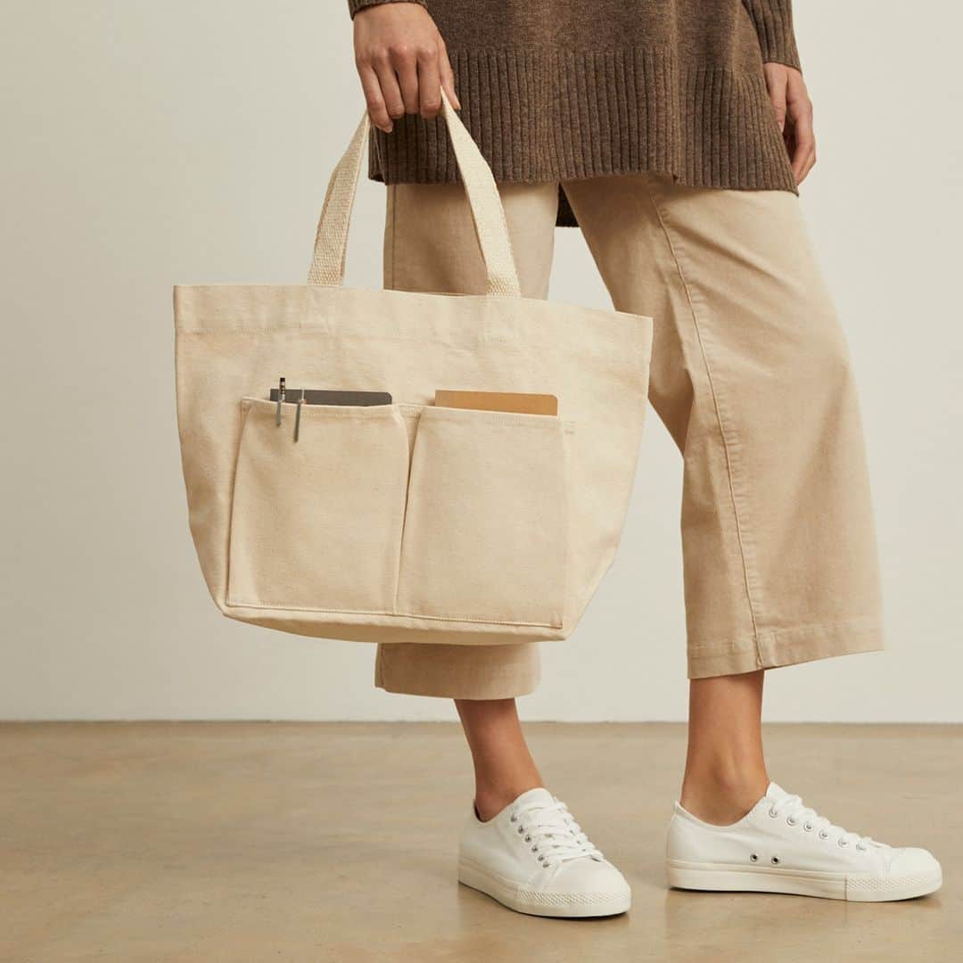 MUJI USAさんのインスタグラム写真 - (MUJI USAInstagram)「A carry-all for the day to day.   Available in Horizontal and Vertical, the Cotton Tote Bag is designed with several compartments for all your essentials to take on-the-go.   #muji #mujiusa」1月13日 8時03分 - mujiusa