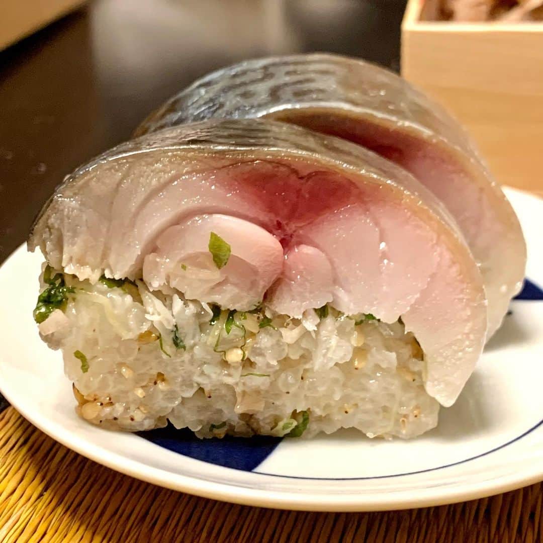高嶋政宏のインスタグラム：「噂の鯖寿司たべた〜😆 どうやって作ったら、こんなに旨い鯖になるんだ❣️ #masahirotakashima #髙嶋政宏　#馳走とりの巣　#白金　#不定期営業の紹介制会員制和食　#若き料理人鳥田諒　#鯖寿司　#tokyo #japan」