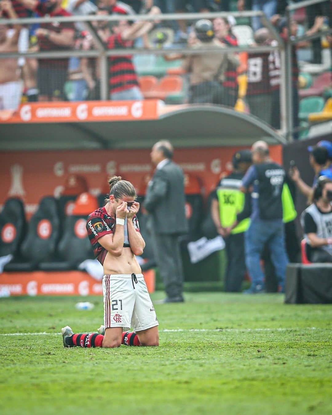 フィリペ・ルイスのインスタグラム：「Querido torcedor:  Nunca duvide de quem derrama sangue, suor e lágrimas pelo escudo do Manto Sagrado.  De quem tem, como a maior alegria da carreira, ser campeão pelo clube do coração.  Existem pessoas que só querem o caos dentro do ninho, e dentro da Gávea.  Nós somos mais fortes que isso, mais unidos. Não podemos prometer vitórias, nem jogos bons sempre, mas sim podemos prometer, dar a nossa vida pelo clube que tanto amamos.  Não deixem que jornalistas sem credibilidade difamem o nome de jogadores que sentem amor pelo Flamengo, e que só querem o BEM do Flamengo.  Cuidem com carinho de quem ama o clube. Unidos somos mais fortes.  Saudades NAÇÃO ❤️🖤」