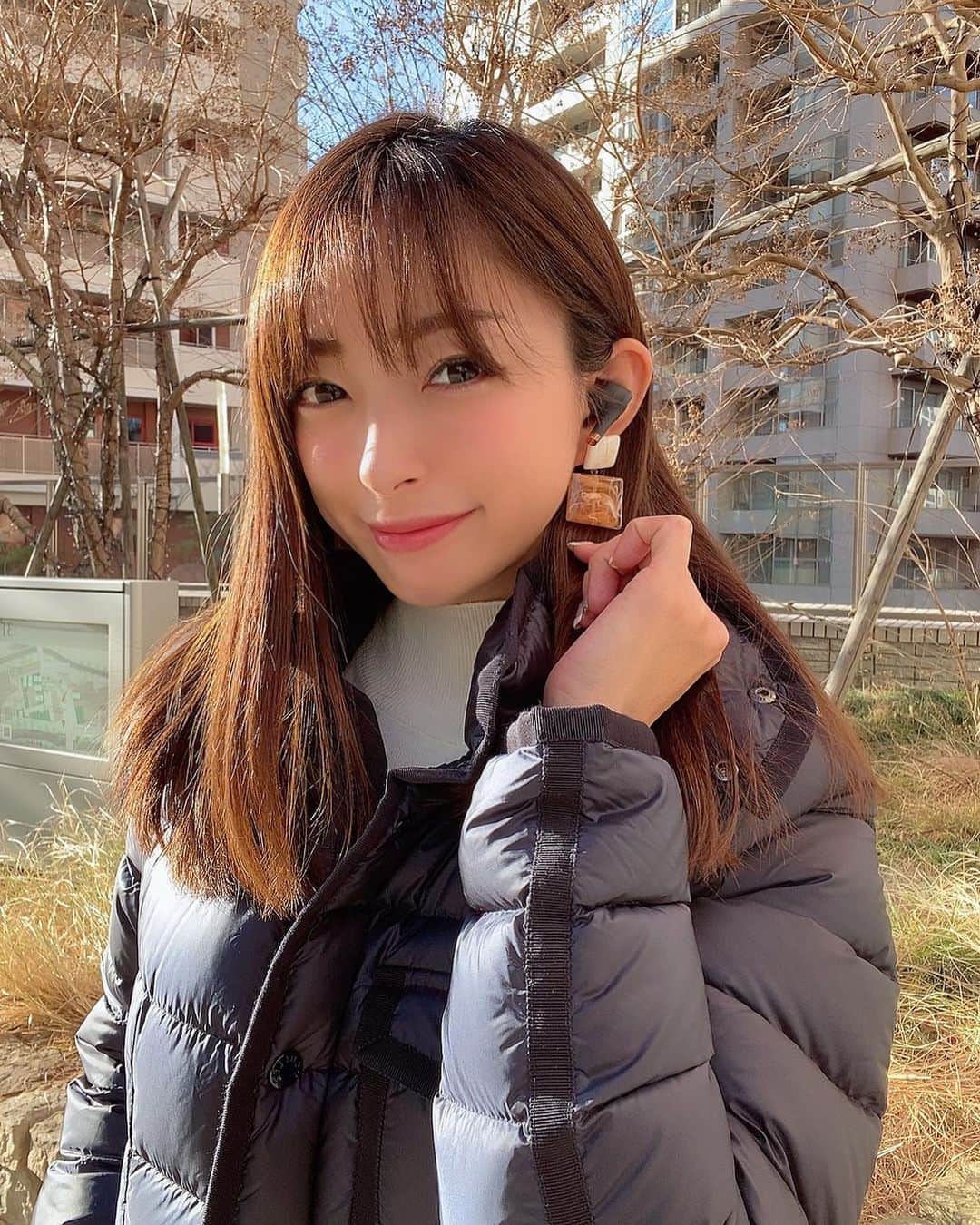 のインスタグラム：「. 外でも家でも音楽と一緒の生活♫ @sudio  . 最近はアップテンポな曲聴いてるよ☺️✨ . 長時間つけてても耳が全然痛くならなくてむしろつけてること忘れちゃう❣️ 高音質で使いやすいからすごく重宝してます👌❤️ . 今だけの特別♡ ①オーディオ機器本体をご購入の方対象にバレンタインのギフ限定のギフトラッピングキットをプレゼント♡ ②公式オンラインストアで全商品15%オフ❣️ クーポンコード→rinrika . 誰かにプレゼントしちゃおかな😘 . . . #音楽#ワイヤレスイヤホン#sudio#sudiojp#オシャレ#可愛い#使いやすい#シンプル」
