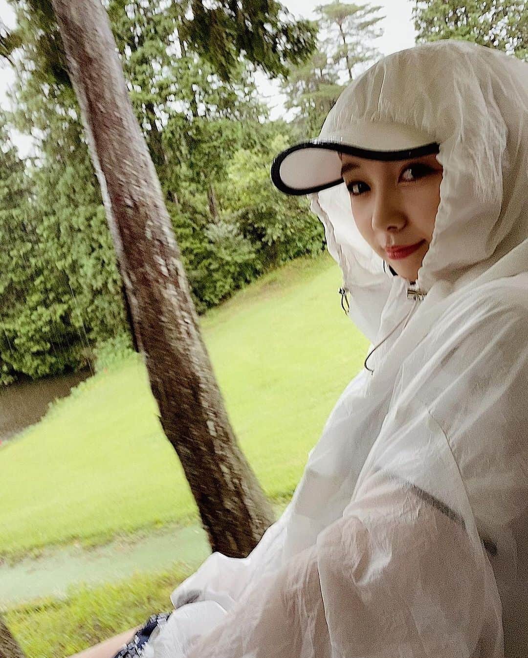 MIYUさんのインスタグラム写真 - (MIYUInstagram)「﻿ 2021年AWコレクション✨﻿ 流行のアイテムは透明感のある白を基調とした﻿ナイロン素材のカッパ🥒(笑)﻿ ﻿ ﻿ ﻿ ﻿ …いかがでしょうか？？😙(笑)﻿ ﻿ ﻿ ﻿ ﻿ 雨の日のゴルフだったので﻿ カッパ着ています(笑)﻿ ただのカッパです。すみません。(笑)﻿ ﻿ ﻿ ﻿ 雨の日は雨の日の楽しみ方もあるので﻿ 晴れでも雨でもどんな天気でも﻿ 本当楽しいです😊✨﻿ ﻿ ﻿ ﻿ ⋆٭⋆⚾︎- - - - - - - - - - - - - - - - -⚾︎⋆٭⋆﻿ ﻿ ﻿ ﻿ ﻿ ライブまであと10日…！✨﻿ ﻿ ﻿ ﻿ 今日も笑顔で頑 張っていきましょう😊﻿ ﻿ ﻿ ﻿ ﻿ ﻿ #オリックス #Bs2020 #BsGirls #オリ姫﻿ #野球 #プロ野球 #オリックスバファローズ #超革新系﻿ #野球女子　#野球好き　#京セラドーム大阪　﻿ #ゴルフ #ゴルフ女子 #ゴルフウェア #ゴルフコーデ﻿ #ゴルフ場 #golf #golfgirl ﻿ #baseball #ORIX #Buffaloes #BINNOVATION﻿ #MIYU #miyu_337  #🐼」1月13日 8時13分 - miyu_bsgirls_337