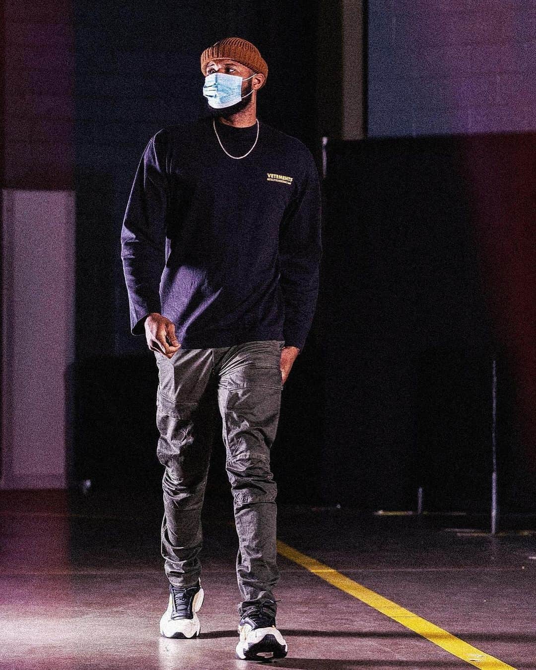 shoes ????さんのインスタグラム写真 - (shoes ????Instagram)「The Lakers take on the Rockets again tonight 🏀 Which player has the best drip between both teams? 💧  📸 : @lakersscene & @houstonrockets   #hypebeast #complex #highsnobiety #lakers #rockets #nicekicks #yeezy #offwhite #supreme」1月13日 8時16分 - shoes