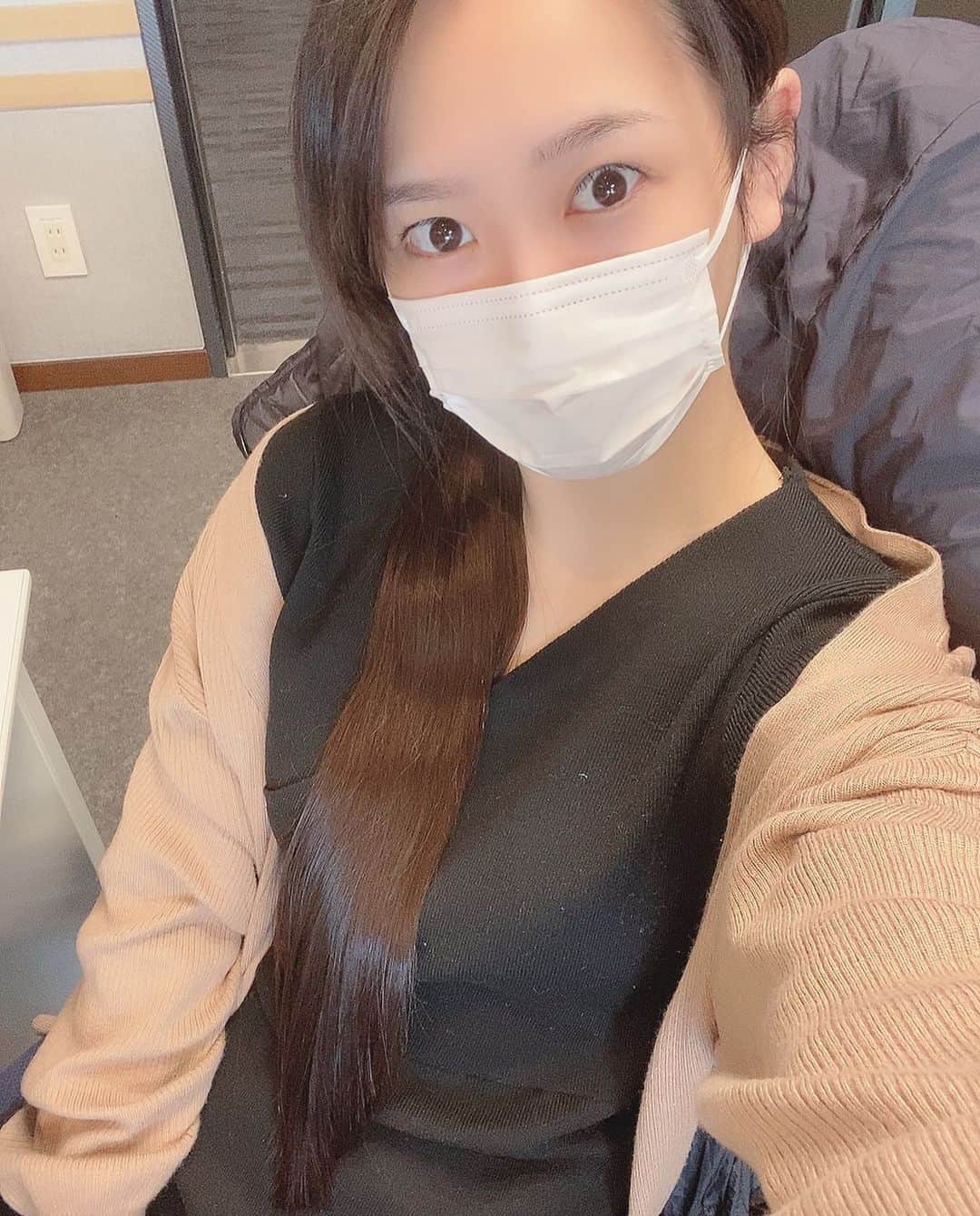 のインスタグラム：「おはようございます！  このあと8:40から、ラジオ日経アサザイの放送です😊  本日のゲストは #CRGホールディングス です！  是非お聴きください😌  今髪の毛かなーーり長いですよ！ お尻までもう届いてます🤭 静電気が凄い時期なので、大体一本縛りかまとめ髪になっちゃいますが😂  黒い服と対比すると、茶色いんだよなー🙃 バージンヘアーだけれども！  中学の頃は皆染めてなかったし紺のセーターだったので茶色く見えたらしく、先生に『染めないの！！』と注意されたことも🤣w  黒髪のイメージがあると思いますが、地毛は真っ黒ではないのですよ😬  #ラジオ　#経済 #フリーアナウンサー　#ロングヘア　#longhair #バージンヘアー　#黒髪　#黒髪ロング　#スーパーロング　#静電気　#ポニーテール」