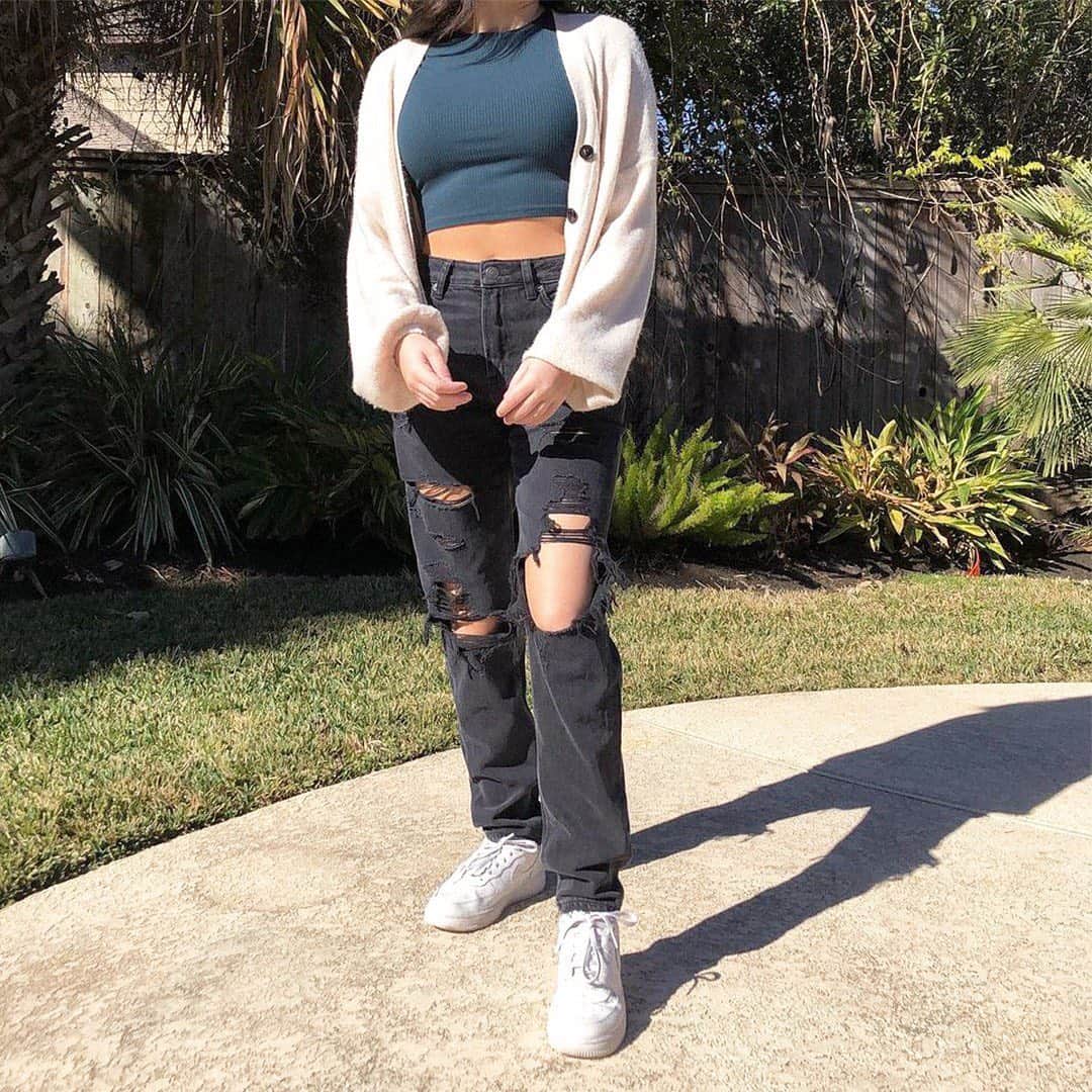 American Eagleのインスタグラム：「Finding the best light... and taking our Mom Jeans with us ☀️ @sophiehillerman #myAEambassador」