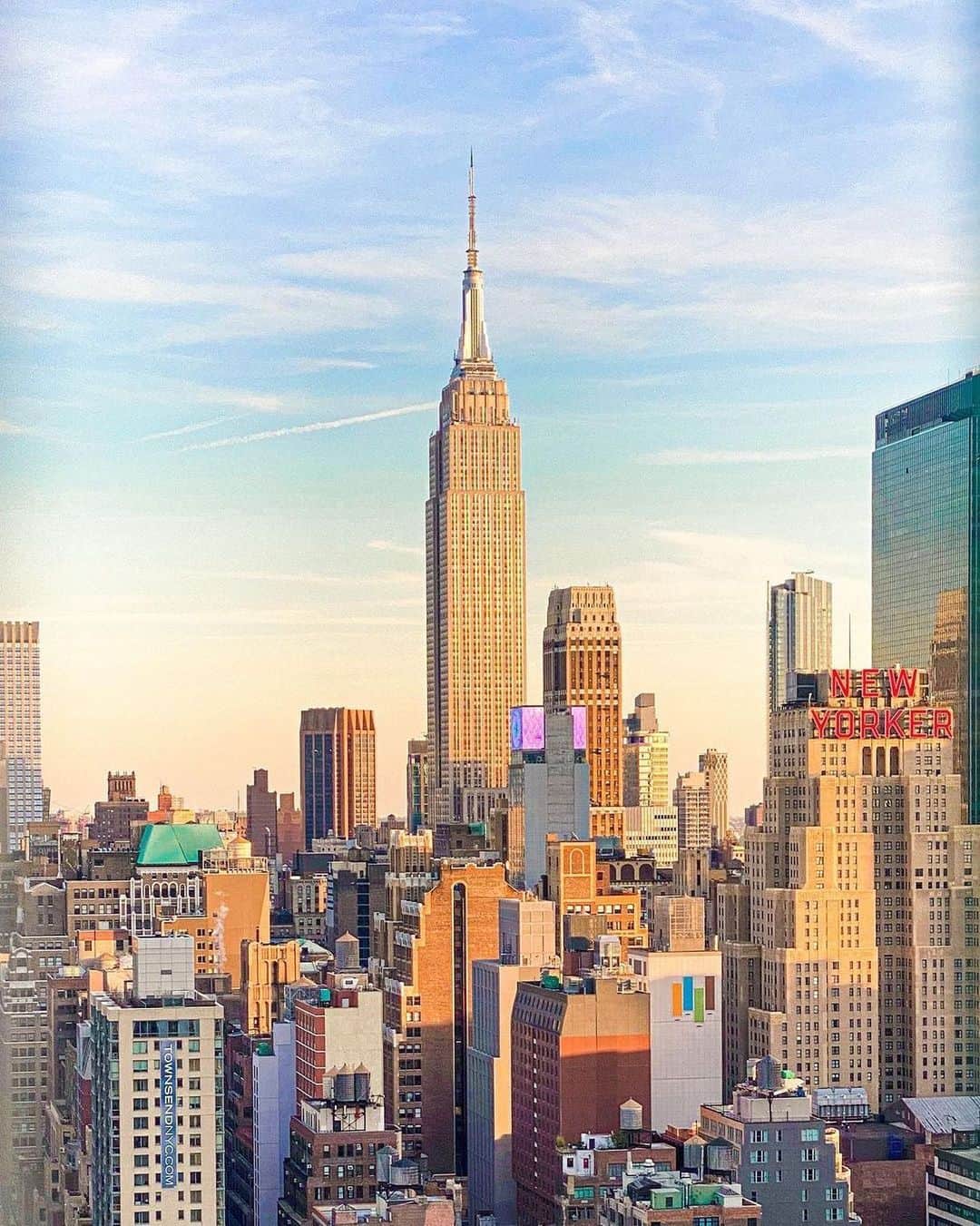 Empire State Buildingのインスタグラム：「Flex your New York knowledge 💪 ⠀⠀⠀⠀⠀⠀⠀⠀⠀ Always know why & when our tower’s lights are a certain color with the newsletter sign-up link in our bio ✨ ⠀⠀⠀⠀⠀⠀⠀⠀⠀ 📷: @siriyakorn.jpg  #EmpireStateBuilding」