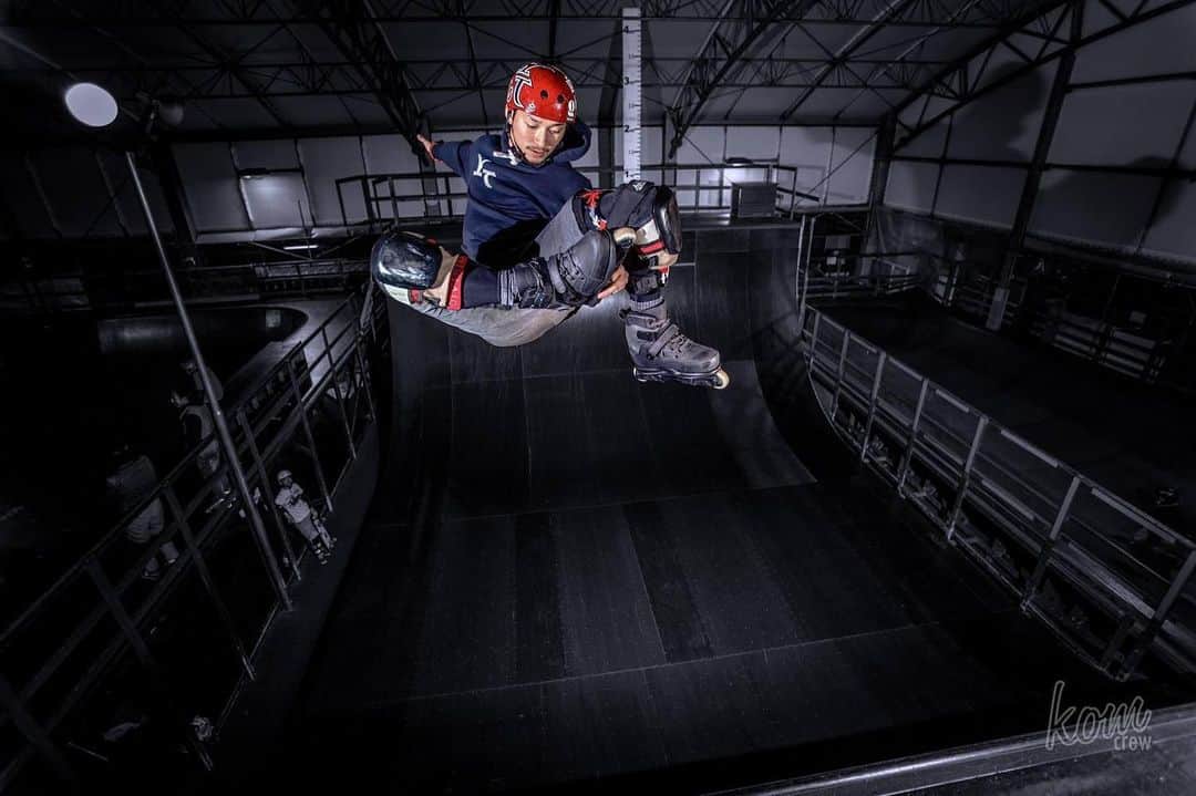 安床武士のインスタグラム：「I’ve been blading with @usdskates for 6 years🔥 Thank you always!!  “Boots history” Carbon→AEON72→VII→AEON60→AEON80→AEON72.  USDに移って6年、色んなプロダクトが出てくるので刺激をもらいながら滑れています。 30年近く滑っていて道具にワクワクできる感覚がまだあるのは大事なポイント。 今年1年も楽しみです。  📷 @leifilmworks . #rollerblading #inlineskate #blading #takeshiyasutoko #インラインスケート #ローラーブレード #安床武士 #leifilmworks」