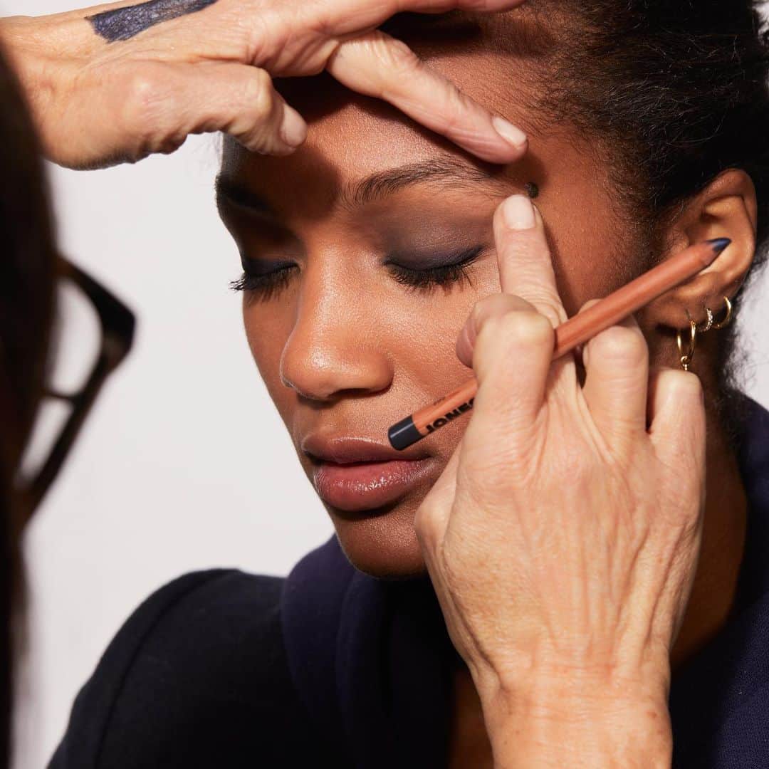 ボビー・ブラウンのインスタグラム：「Make Up artist tip: Smudge the pencil while holding the eye taut. And go back over to intensify the line close to the lashes like I did on @delightyy @benritterphoto @jonesroadbeauty」