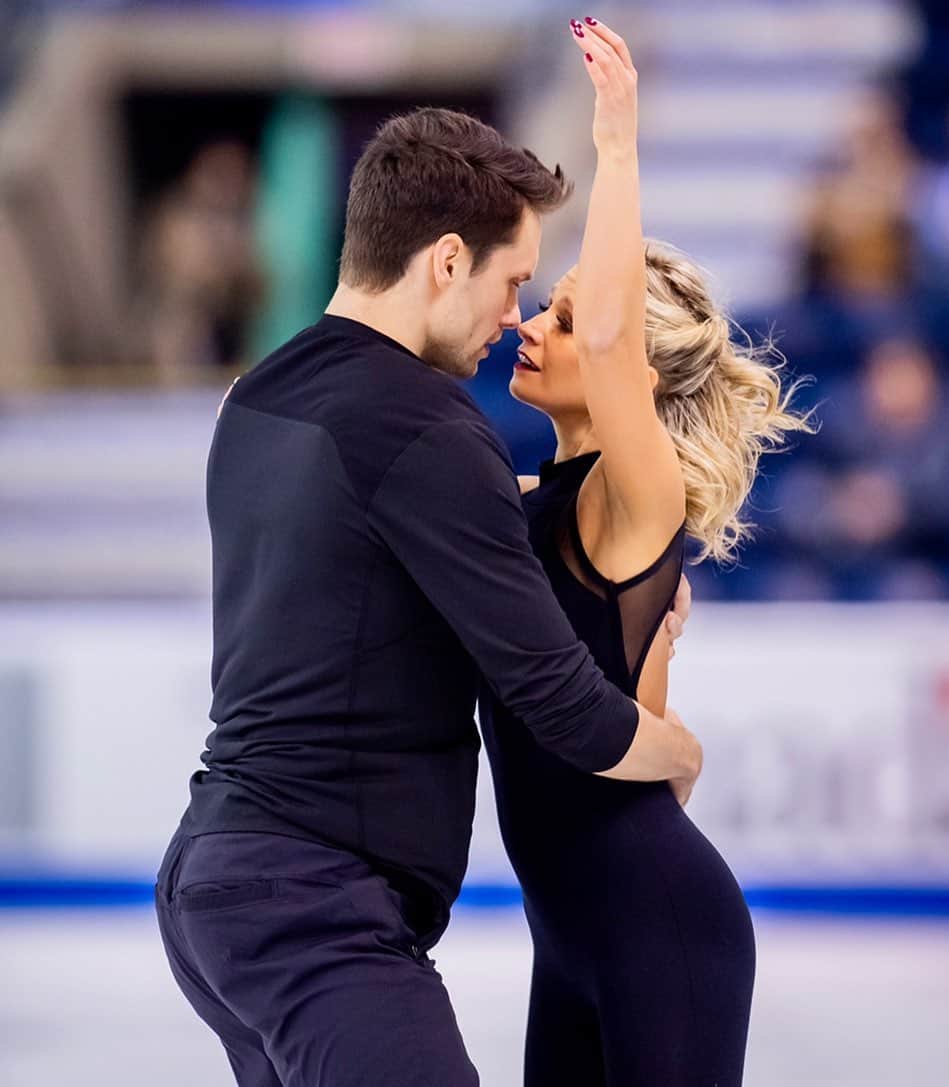 カーステン・ムーア＝タワーズのインスタグラム：「I’ve been having a lot of thoughts since the cancellation of our national championships (quelle surprise 😝).   I think for a lot of athletes, this particular competition is a highlight every year. Something about performing for a home crowd along with having all of our team in one place makes it really special.   Of course, through the disappointment, I recognize that these are small things in comparison to what the world is going through.   Through trying to navigate the fine line of allowing myself to ‘grieve’ pandemic losses versus keeping perspective, I’m left with the thought that maybe these are the days worth remembering. The days when we were disappointed but still went to work; when it seemed kind of hopeless and pointless but we carried on with blind optimism that everything would work out. Because the accumulation of these days lead to the big ones. The days when things click. Or the days with the headlines. Days we like to live on repeat in our minds.  One day when this chapter is over, I think that’s what I’ll remember.   My journey is made up of a bunch of strung together, mediocre days with varying degrees of 100% effort. Most of those included laughter, some of them had tears, all of them had a team pushing for a common goal. The times that I will miss the most when all is said and done. Maybe these are the days, after all.   Where everywhere else is better; nowhere quite as good as here.   📸 @danielleearlphotography」