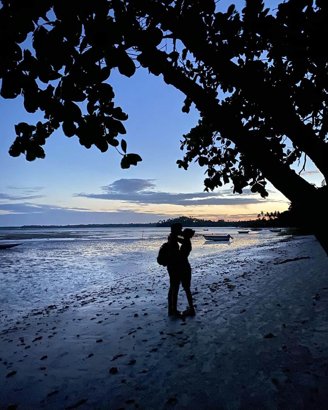 アガサ・モレイラのインスタグラム：「Amor, meu grande amor. Me chegue assim, bem de repente.」