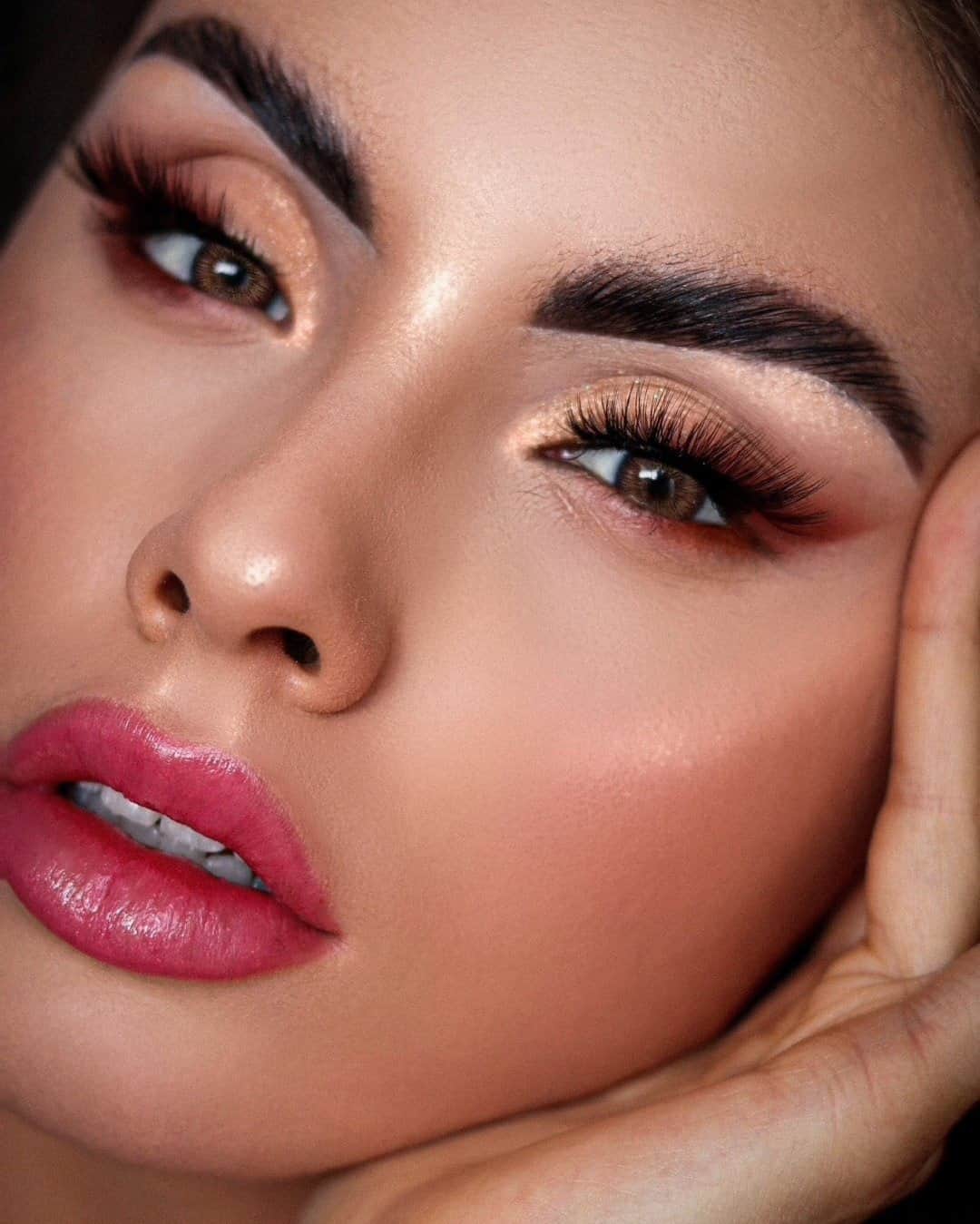 Too Facedのインスタグラム：「Glow Getter! 😍 @caro_losada is a MEGA babe in our Light My Fire Palette, Better Than Sex Lashes style Drama Queen, Killer Liner shades Killer Gingerbread & Killer Black, Peach Bloom Cheek Tint shade Peach Glow, and Peach Bloom Lip Balm shade Peach Punch! 💖 #regram #toofacedambassador #toofaced」