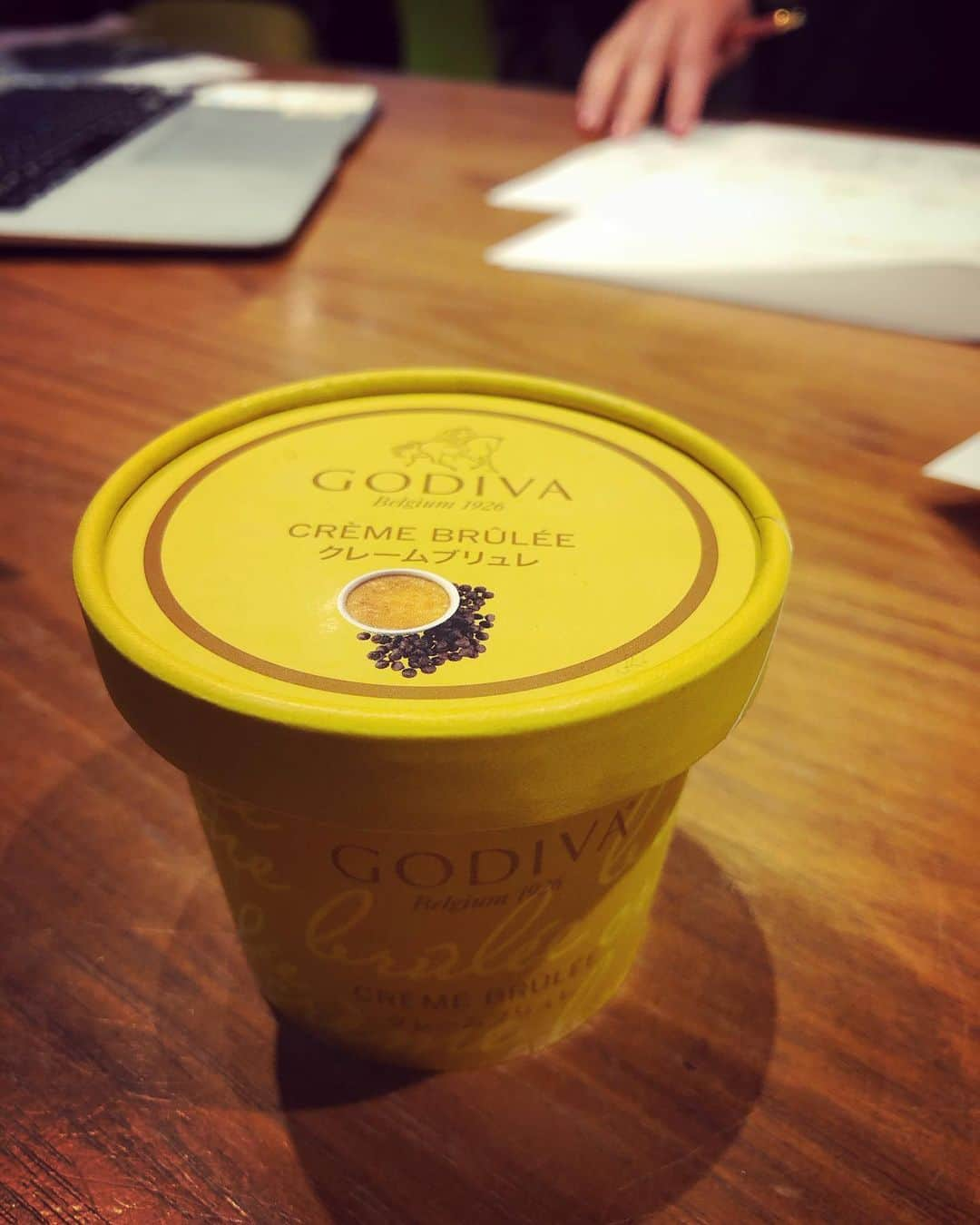 望月衛介さんのインスタグラム写真 - (望月衛介Instagram)「打ち合わせの合間に。❤️  #icecream #godiva #creambrulee」1月13日 8時55分 - eisukemochizuki