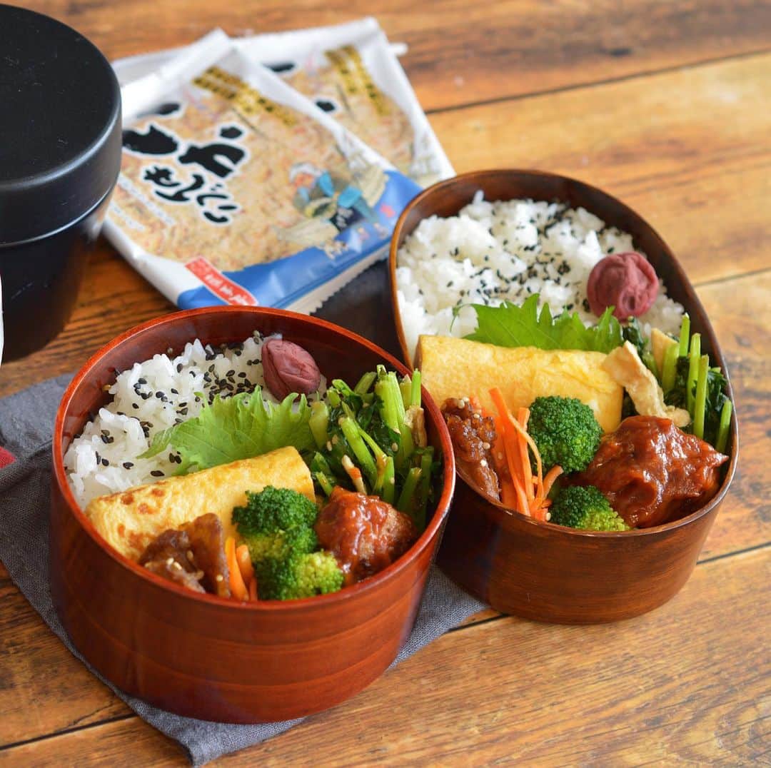 yukiyoのインスタグラム：「2021.1.13* ・ 今日のお弁当 ・ ごま塩梅干しごはん 甘い出汁巻 ハンバーグ 油菜お揚げ出汁炒め ブロッコリー 人参ごま炒め ごぼう甘辛 ・ お湯を入れるお味噌汁付き ・ ・ 甘い出汁巻にトライ中 卵2個にラカント小さじ1、白だし小さじ1、 みりん小さじ2、水小さじ3にごま油ひとたらし …でやってみました。 ・ お昼に味見笑 ・ ・ おやつは義従姉妹にもらった"いかせんべい" 南部せんべいのいかせんべいなんだけどすごく美味い♡ はるこちゃん、ありがとう ・ ってここで書いても知らないか笑 ・ #いかせんべい #南部せんべい #巖手屋 #PRじゃありません #勝手に紹介 ・ #お弁当 #obento #bento #lunch #lunchbox #onthetable #japanesefood #暮らし #曲げわっぱ #lin_stagrammer #ロカリ #おうちごはんLover #マカロニメイト #IGersJP」