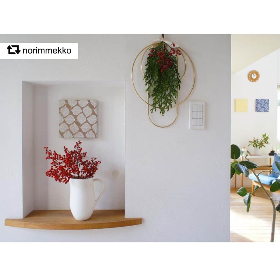KOZLIFEさんのインスタグラム写真 - (KOZLIFEInstagram)「＼ #みんなのデコフレームアレンジ ／ デンマークブランド・ferm LIVING(ファームリビング)の3連リース「Deco Frames(デコフレーム)」。 @norimmekko さんの素敵な投稿をご紹介します♪  #Repost @norimmekko ・・・ 2020. 12. 31 ❋ おはようございます。 玄関に縁起物のナンテンの実を飾りました。 今年は長雨と猛暑で不作と聞いていたのですが、色鮮やかなツヤツヤのナンテンの実をお迎えできて嬉しいです。 ferm LIVINGのデコフレームもアスナロとナンテンの実でお正月のアレンジに。 玄関が少し華やかになりました。 ❋ 今年は今までに経験したことのない事態が起きてしまい、長いステイホーム期間もありましたが、皆さんとの交流がとても楽しく励みになりました。 本当にありがとうございました。 来年は穏やかな日常が戻ってきますように。 良いお年をお迎えくださいね。 ❋ #年末のご挨拶 #暮らしを整える #暮らしを愉しむ #お正月飾り #お正月準備 #お正月 #大晦日 #みんなのデコフレームアレンジ #kozlife #ファームリビング #fermliving #デコフレーム #季節を感じる暮らし #季節を楽しむ #玄関 #玄関ニッチ #ウォールデコ」1月13日 9時00分 - kozlife_tokyo