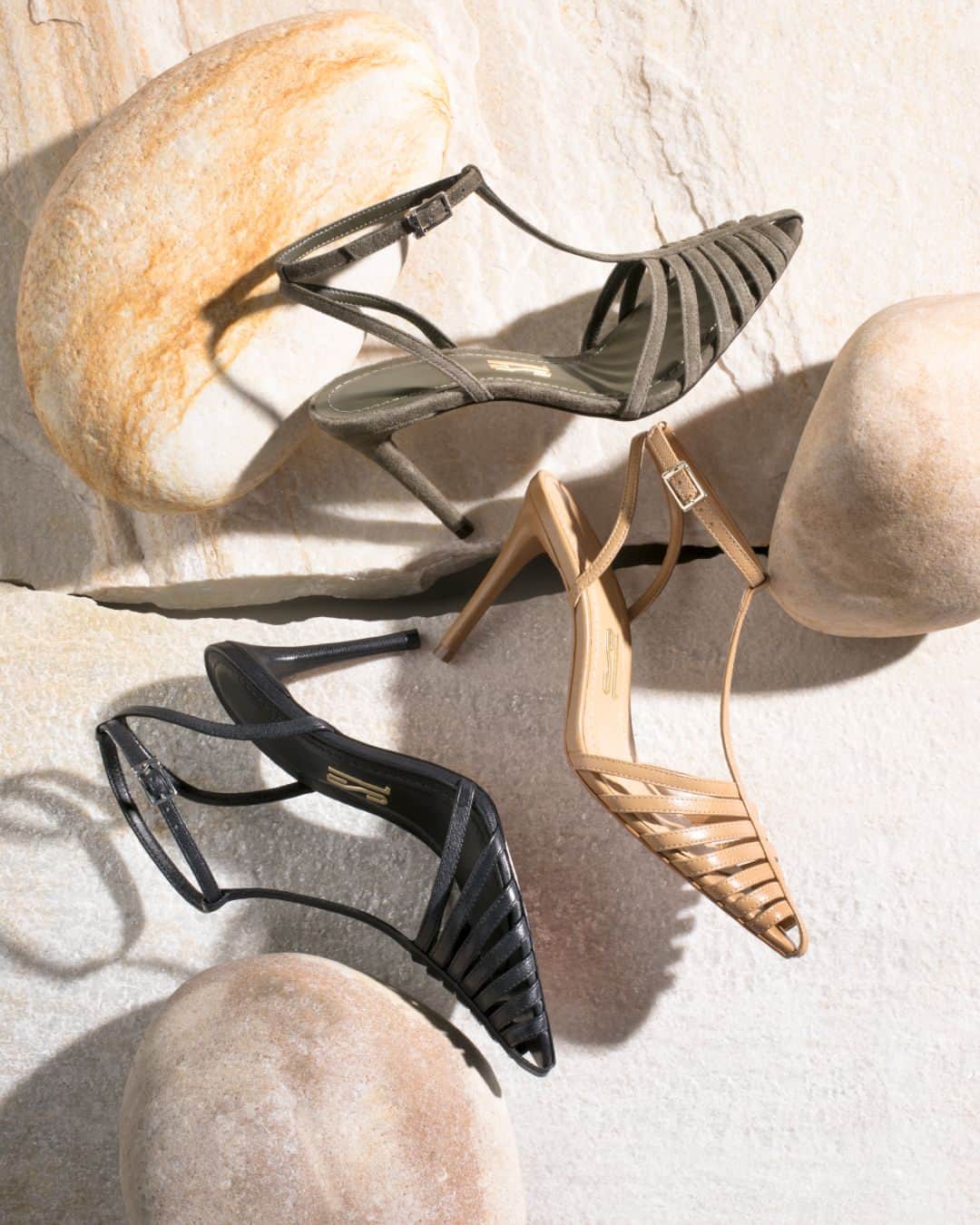 Santa Lollaのインスタグラム：「O scarpin é um clássico do closet feminino e sendo repaginado com as tiras finas, se torna mais leve e fácil de combinar nas produções de verão. We love! [ DE: R$249,90 POR: R$129,90 ] #liquidaSL #santalollaverao21 #scarpin #highheels ⠀ *Liquidação não cumulativa com outros descontos, válida nas lojas físicas e online para produtos selecionados do Verão 2021. Clique no link da bio e consulte na sua loja de preferência a participação nesta promoção e a disponibilidade de estoque.」