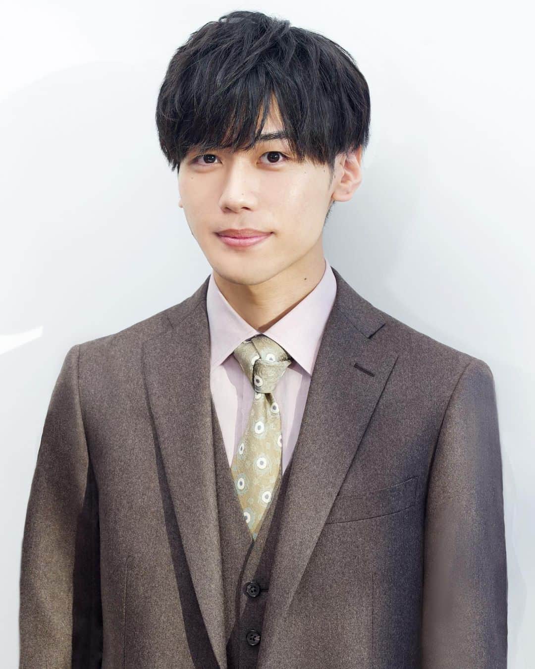 兼次要那のインスタグラム：「☺︎ 実はちゃんとスーツ着ました! 兄には「スーツに着せられてるなぁ」って. 笑われたんですけどそんなことないですよね!? 似合ってると信じてる. . . #新成人 #着せられてないはず」