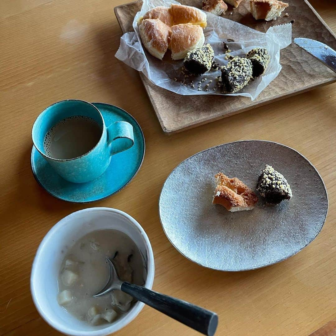 澤田泉美さんのインスタグラム写真 - (澤田泉美Instagram)「朝ごはんの片付けが終わって パウ郎とまったりタイム☕️ どこにいくにもくっついてくる 犬みたいな猫です🐱💛  パウ郎のお隣にうつるのは、 新しく買ったカップとソーサー。 とても綺麗でお客様用に買ったはずなのに 1番使っているのはわたしという。笑  誰も来ないから仕方ないね💛なんつって😝  買い足したいな〜 もう一度ポップアップやらないかなぁ〜  #サクモンピリパウ #朝ごはん #みんないってらっしゃい #ミスタードーナツ #オールドファッション　が1番好き❤️ #三児の母 #👦👧👶🐶🐶🐱🐱 #トンキニーズ #tonkinese」1月13日 9時08分 - izumi.sawada