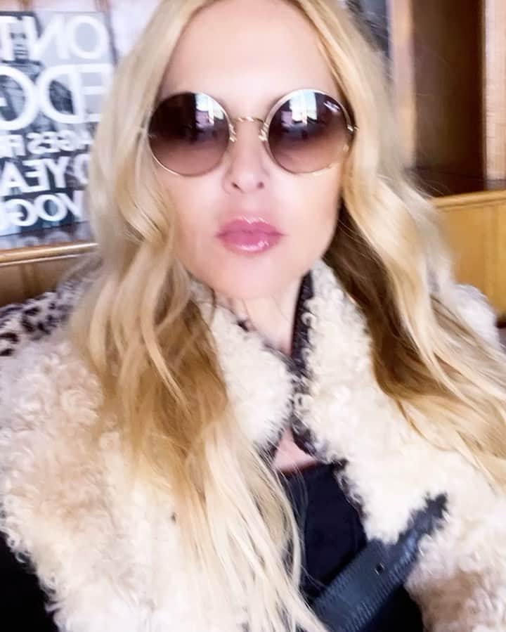 レイチェル・ゾーのインスタグラム：「My #workfromhome daily vibe always hiding my #tired eyes 😎 😴 XoRZ」