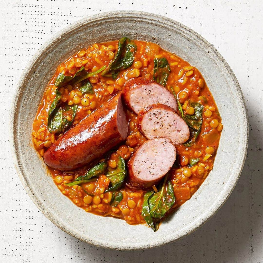 マーサ・スチュワートさんのインスタグラム写真 - (マーサ・スチュワートInstagram)「This easy weeknight dinner combines fresh ingredients and pantry staples in an inspired way: setting links of smoky Polish sausage atop saucy rice and lentils with wilted greens. Get the recipe featured in our December issue at the link in bio! 📷: @chrisrsimpson recipe by: @brooklyncooks food styling by: @laurarege prop styling by: @suzie_myers」1月13日 9時27分 - marthastewart