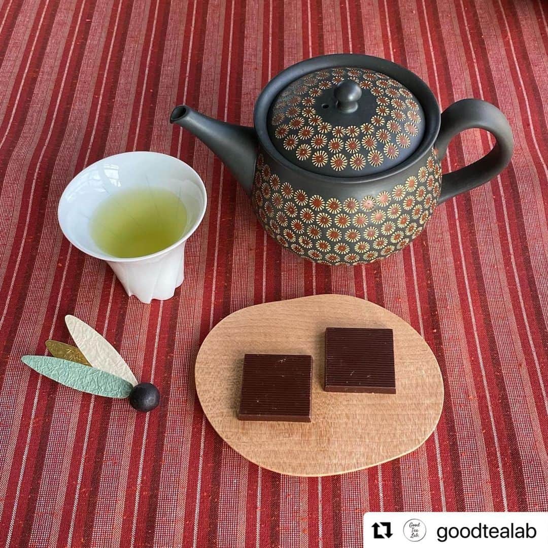 Concheのインスタグラム：「静岡伊勢丹7階ウェルネスパークにてポップアップストアを開催します。 テーマは『チョコレートに合うのは日本茶だ』。 チョコレート×日本茶について商品だけでなく体験もご案内いたします。  #Repost @goodtealab ・・・ 【年始イベントのご紹介】 静岡伊勢丹7階・ウェルネスパーク GOOD TEA LAB. the SHOP では、1月13日（水）から1月26日（火）までの２週間、「#チョコレートに合うのは日本茶だ」が開催されます。 ． この展示会では、静岡市にある無添加クラフトチョコレート専門店ConcheとTEASONGSがコラボ。「チョコレートと日本茶のマリアージュ」について、ご紹介する内容となっております。茶の都しずおかには、さまざまな香味を持つ品種茶があるように、カカオにも産地・品種があり、個性豊かな香味を持つチョコレートが作られています。日本茶の熱が繊細なカカオの香りを開き、口福をもたらす。茶の都から発信する「新たなお茶時間の可能性」について、皆様と共に探求していきたいと思います。 ． カフェではチョコレートと日本茶の限定メニューをご用意、香味豊かな世界を体感していただけます。また茶室「宙庵」では、茶会を開催（席数限定）。Concheの世界観とチョコレートを堪能していただける内容となっております。 ． この機会に是非、チョコレートと日本茶の新たな魅力に触れてみてはいかがでしょうか？皆様のご来場を心よりお待ちしております。 ． #goodtealab #静岡伊勢丹  @conche_shizuoka #conche  #チョコレート #chocolate  #チョコレートに合うのは日本茶だ」