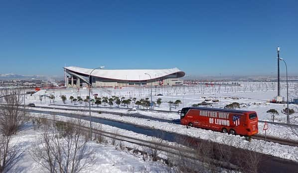 アトレティコ・マドリードさんのインスタグラム写真 - (アトレティコ・マドリードInstagram)「¡En un día gélido en Madrid, nuestros jugadores calentaron el @WandaMetropolitano! 🔥  🔴⚪#AúpaAtleti  ⚽ #AtletiSevillaFC」1月13日 9時30分 - atleticodemadrid