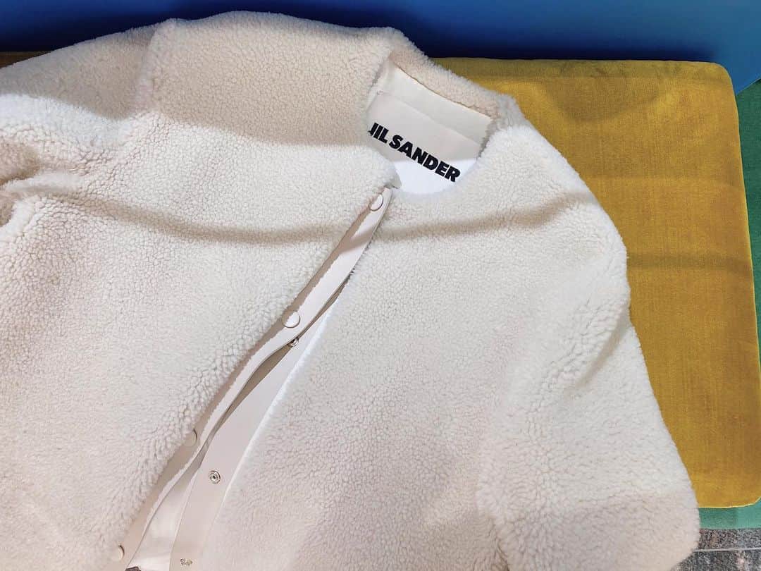 翁安芸さんのインスタグラム写真 - (翁安芸Instagram)「☁️☁️☁️☁️  一昨年からもこもこのジャケットを探していて、、やっと出会えた理想的一着。フロントボタン部分も裏地もエクリュの同系色。着ていて重くないので肩も凝りません👍🏻  #もこもこ #jacket #jilsander #tokyo」1月13日 9時30分 - akinyc