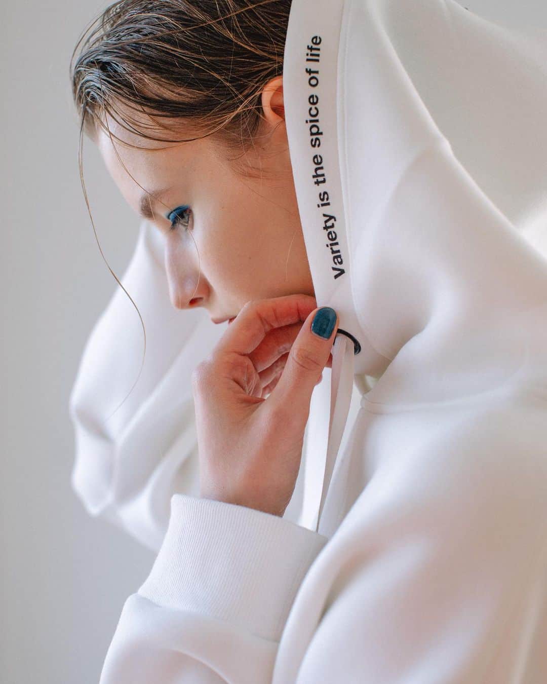 AULA AILAのインスタグラム：「【AULA AILA 2021 SS COLLECTION】  BACK PLEATED HOODIE COLOR:WHITE/BACK  SIZE: 0  ¥ 18,000 + tax  ✔️OFFICIAL WEB STOREにて発売中。」