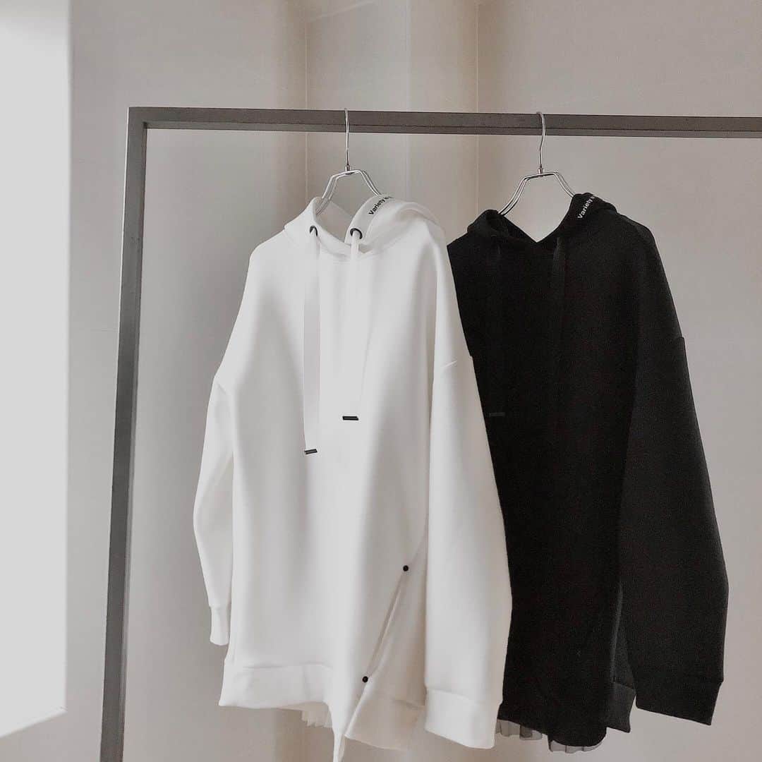 AULA AILAのインスタグラム：「【AULA AILA 2021 SS COLLECTION】  BACK PLEATED HOODIE COLOR:WHITE/BACK  SIZE: 0  ¥ 18,000 + tax  ✔️OFFICIAL WEB STOREにて発売中。」