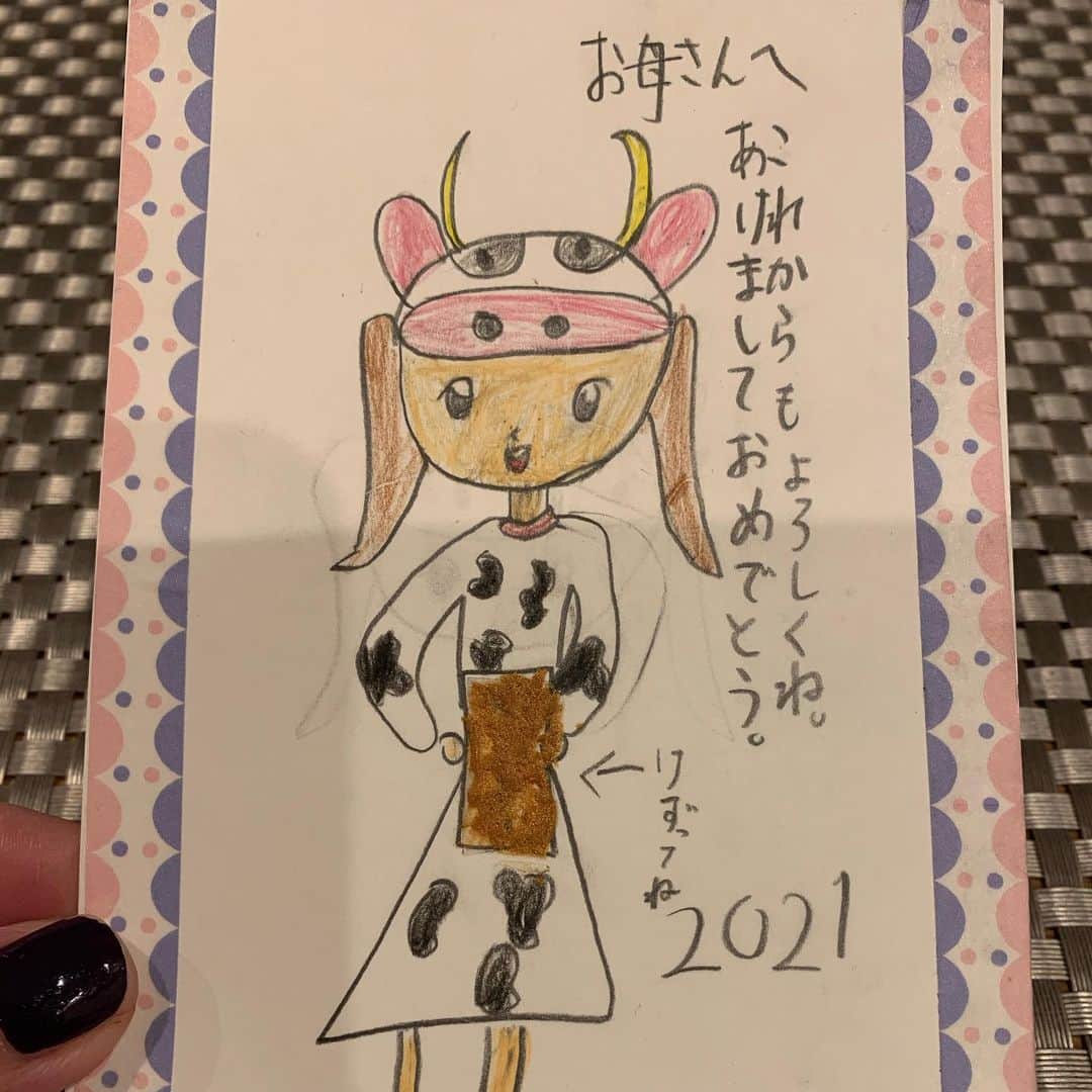 中澤裕子さんのインスタグラム写真 - (中澤裕子Instagram)「・・  ・・  娘から かわいい年賀状が届きました。 今までもらった年賀状の中で 一番嬉しい。 一生懸命 私を思いながら書いてくれたのかと 思うと泣けてくるほど嬉しい。  おみくじ付き。 という遊び心。  え  なんで「中きち」？ ここは「大きち」じゃないの？  おもしろい🤣  #ジワジワくる笑い #宝物」1月13日 9時45分 - yuko_nakazawa_