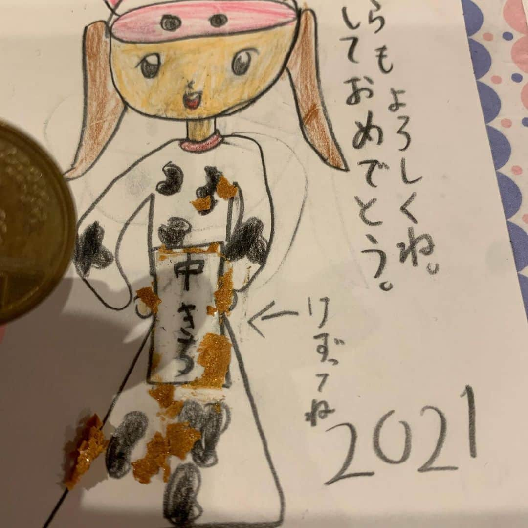 中澤裕子さんのインスタグラム写真 - (中澤裕子Instagram)「・・  ・・  娘から かわいい年賀状が届きました。 今までもらった年賀状の中で 一番嬉しい。 一生懸命 私を思いながら書いてくれたのかと 思うと泣けてくるほど嬉しい。  おみくじ付き。 という遊び心。  え  なんで「中きち」？ ここは「大きち」じゃないの？  おもしろい🤣  #ジワジワくる笑い #宝物」1月13日 9時45分 - yuko_nakazawa_