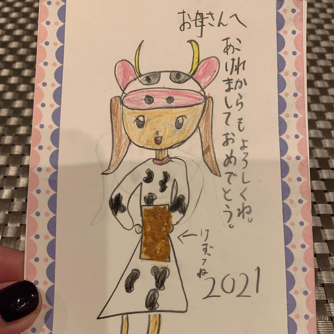 中澤裕子のインスタグラム：「・・  ・・  娘から かわいい年賀状が届きました。 今までもらった年賀状の中で 一番嬉しい。 一生懸命 私を思いながら書いてくれたのかと 思うと泣けてくるほど嬉しい。  おみくじ付き。 という遊び心。  え  なんで「中きち」？ ここは「大きち」じゃないの？  おもしろい🤣  #ジワジワくる笑い #宝物」