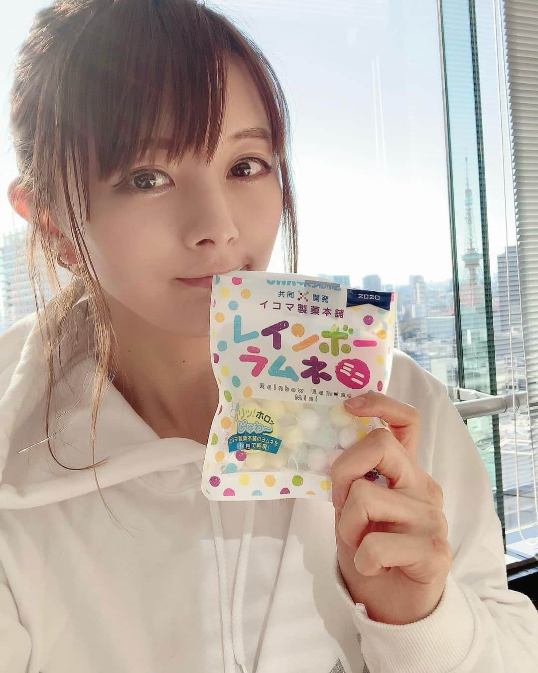 satomiさんのインスタグラム写真 - (satomiInstagram)「眩しい☀️ ハマってるお菓子🍬 ・ （@uha_mikakuto )のレインボーラムネ💕 あまりに人気のため幻のラムネって 呼ばれてるみたい☺️🌟 ・ それが「イコマ製菓×UHA味覚糖」が共同開発して全国のセブンイレブンでレインボーラムネミニとして発売されたんです☺︎ 手軽に買えるようになったから早速ゲット🥺 ・ 可愛いだけじゃなくて美味しい🍬🍬 私のデスクに常に有ります笑( ›◡ु‹ )♡ ・ #uha味覚糖  #味覚糖 #レインボーラムネ #セブンイレブン　でうってるよ #おやつ #幻のラムネ #限定に弱い #ラムネ #お菓子 #コンビニお菓子 #小腹がすいたときに #コンビニスイーツ #お菓子好きな人と繋がりたい  #東京タワー　みえるよ #富士山 見えるよ #スイーツ女子 #もぐもぐ期」1月13日 9時50分 - saatoomii47