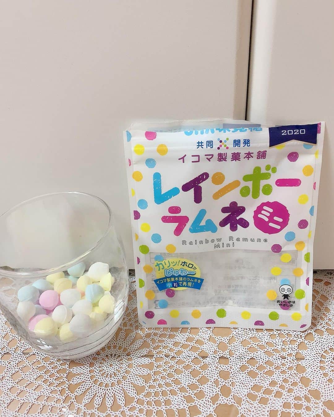satomiさんのインスタグラム写真 - (satomiInstagram)「眩しい☀️ ハマってるお菓子🍬 ・ （@uha_mikakuto )のレインボーラムネ💕 あまりに人気のため幻のラムネって 呼ばれてるみたい☺️🌟 ・ それが「イコマ製菓×UHA味覚糖」が共同開発して全国のセブンイレブンでレインボーラムネミニとして発売されたんです☺︎ 手軽に買えるようになったから早速ゲット🥺 ・ 可愛いだけじゃなくて美味しい🍬🍬 私のデスクに常に有ります笑( ›◡ु‹ )♡ ・ #uha味覚糖  #味覚糖 #レインボーラムネ #セブンイレブン　でうってるよ #おやつ #幻のラムネ #限定に弱い #ラムネ #お菓子 #コンビニお菓子 #小腹がすいたときに #コンビニスイーツ #お菓子好きな人と繋がりたい  #東京タワー　みえるよ #富士山 見えるよ #スイーツ女子 #もぐもぐ期」1月13日 9時50分 - saatoomii47