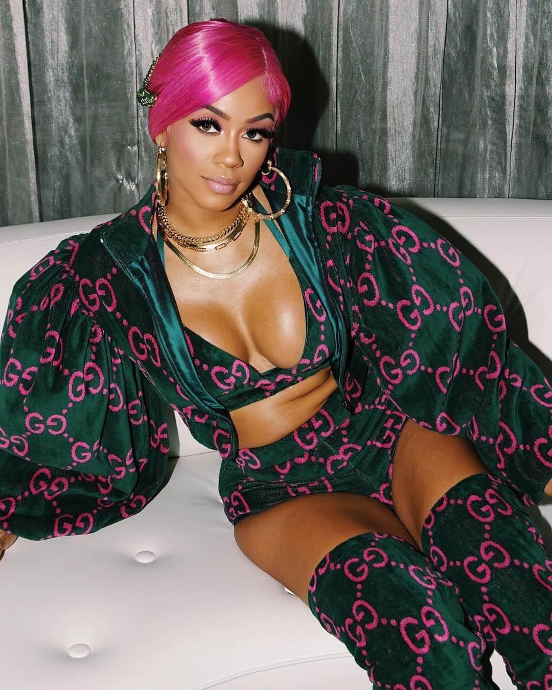 Harper's BAZAARさんのインスタグラム写真 - (Harper's BAZAARInstagram)「“I wanted it to feel like she was a chick in Harlem in 1994,” @Saweetie’s stylist of three years, @BryonJavar, tells BAZAAR of the rapper’s head-to-toe @DapperDanHarlem x @Gucci look from her new “Best Friend” music video featuring @DojaCat. “The Dapper Dan moment was so important for me and Saweetie to have for this video. I had been trying to get some things made for other projects and timing wasn’t on our side, but for this, it was perfect.” Javar tapped the designer to create a custom ensemble inspired by an infamous coat he had made for #DianeDixon and the results are pure ’90s hip hop magic. Head to the link in our bio to read more from @LouisPisano’s conversation with two about how the iconic #Gucci moment came to be.⁣ ⁣ Photo of #Saweetie by @brandonalmengo」1月13日 9時51分 - harpersbazaarus
