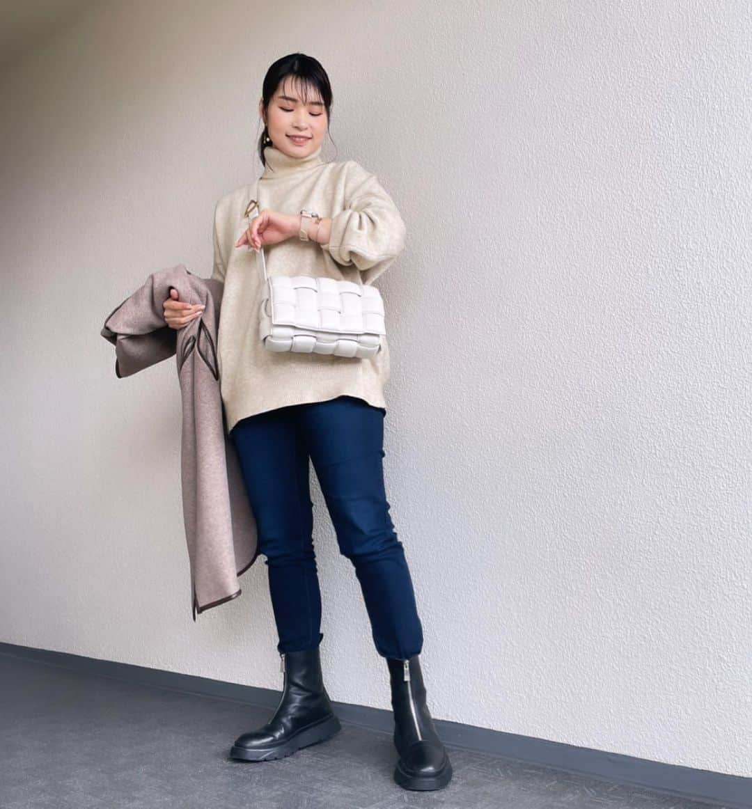三佐和あやのインスタグラム：「#ootd ﻿ 前から愛用してる 着圧タイツのおかげで 体型戻しが順調です♪ 脚もお腹もお尻も ピタっとサポート👀 タイツの写真は産後1ヶ月ごろのもの.  おすすめは @misawa_aya プロフィールURL欄にまとめてます♪  ﻿今日は お初の時計をポイントにコーデ. 出産前とは時間への縛られ方が全然違うけどね. 今は今しかないと思うから 育児もおしゃれも 思いっきり楽しみたいと思います！  #code  coat ... @cheek.official  Knit ... @saisondepapillon  pants ... @reedit_official  boots ... @zara  ﻿bag ... #bottegaveneta  accessories ... @eclisia_official   Watch ... @mavenjapan / ☑︎Special Campaign 10%OFF coupon Code  『 m I s a w a e 38 』   #今日の服 #冬コーデ #きょコ #いつコ #シンプルコーデ #大人カジュアル #ママコーデ #バッグ #ママファッション #お洒落  # #fashion #大人コーデ  #アラサーコーデ #30代コーデ #産後ダイエット #ボッテガヴェネタ#マベン #マベンウォッチズ #時計 #腕時計 #mavenwatches #クリスマス #ギフト #supported」