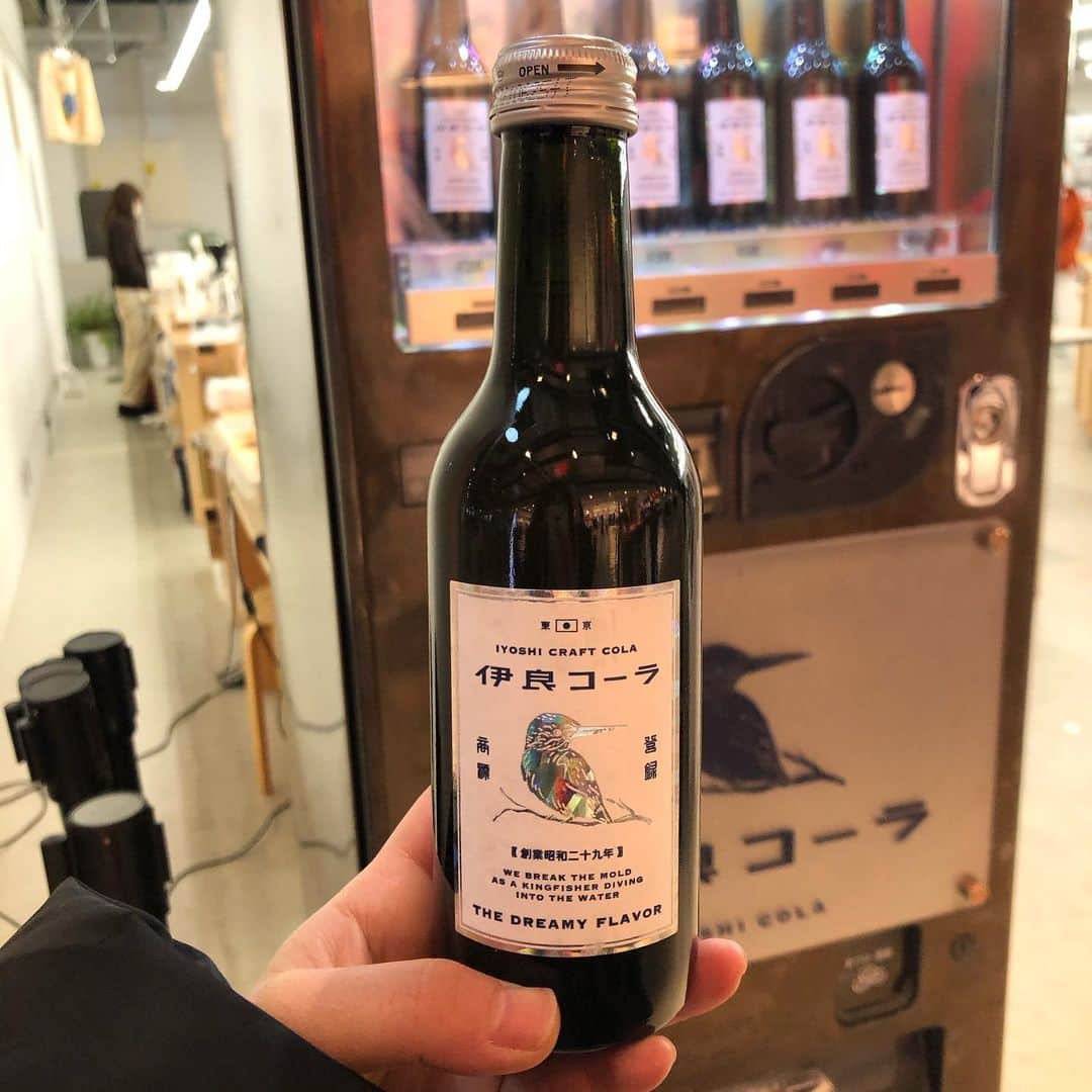 みのり(26)＠東京 ダイエットのインスタグラム：「. . #伊良コーラ @iyoshicola  in MIYASHITA PARK . 15種以上のスパイスと柑橘類の果汁などを配合した 手作りのクラフトコーラ . . 500円とお高めですが、 刺激的な漢方って感じ(コーラ) . . 天然素材だけで作られているのが 罪悪感なく飲める。 . . けど、コーラというか . . 炭酸漢方！！！(笑) . . ◉ライザップ公認の紹介アンバサダーです。 〜紹介特典で、お安く入会できます〜 . ▶︎全国どの店舗でもOK ▶︎カウンセリング予約前にご連絡ください . 📺RIZAP TVCM出演 🏅RIZAP BMG ファイナリスト2017.2018 . #rizap #ライザップ #ダイエット #diet  #shibuya #渋谷 #渋谷グルメ #渋谷カフェ #テイクアウトグルメ #テイクアウト専門店 #宮下公園 #miyashitapark  #コーラ #クラフトコーラ　#スパイス #cola #spice #ジュース #juice #炭酸 #漢方」