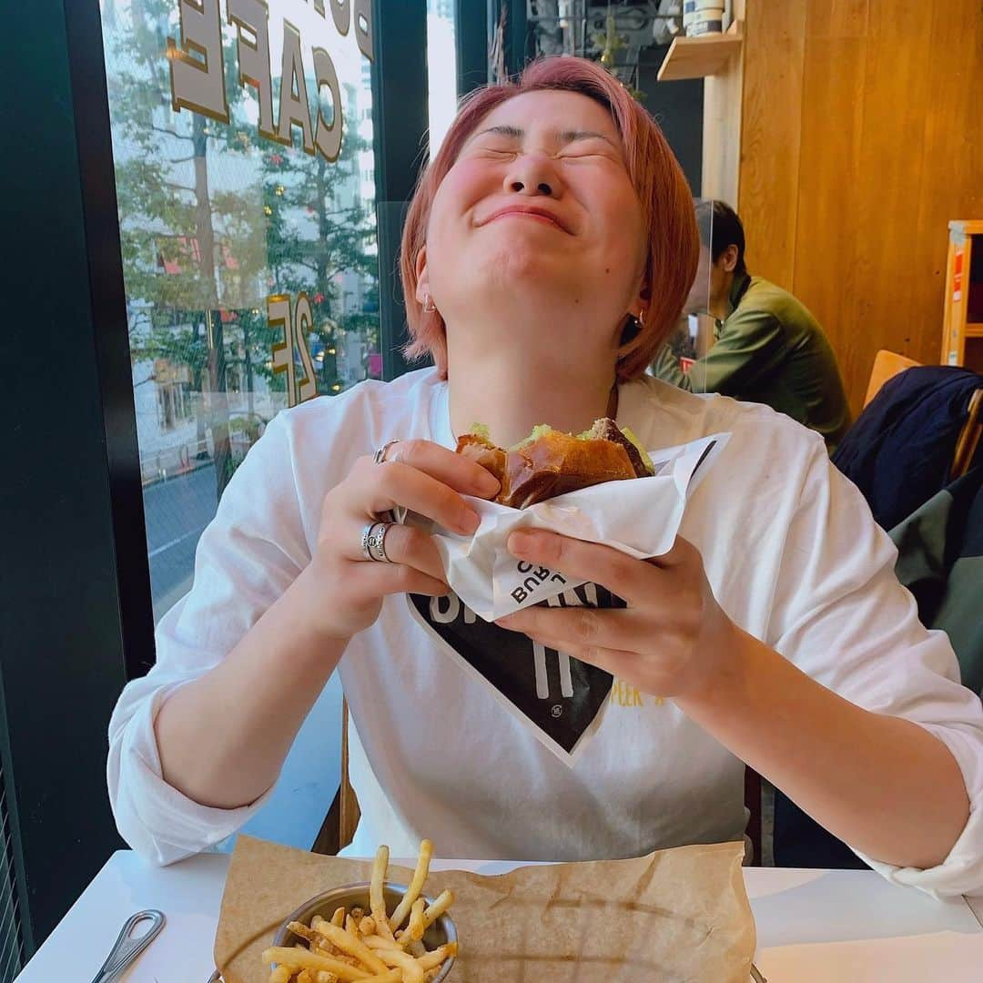 佐藤つば冴さんのインスタグラム写真 - (佐藤つば冴Instagram)「この前ひっさしぶりにハンバーガー食べたけど幸せすぎたよ🥸🌈 . . #たべたいもの #たくさん #😥💭」12月20日 18時58分 - korochan25