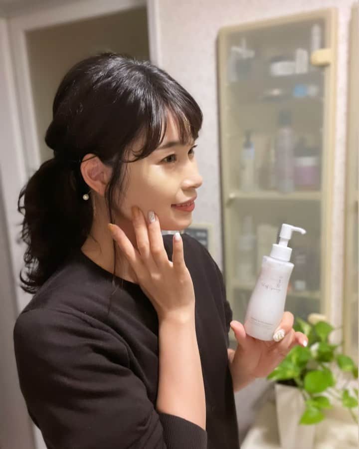 三佐和あやのインスタグラム：「最近 毎朝のルーティンとして洗顔の際に使っているピールオフゴマージュ @shikisai_jpn は 日本酒＆お米の潤いでポロポロ角質＆毛穴ケアが簡単にできるんです！✄  使い方は、起き抜けの顔にミルクでマッサージして洗い流すだけ𓇼 汚れ・くすみがポロポロ落ちて一皮むけたみたいな透明ツルツル肌になります✨  肌あたりが柔らかくて使い心地がとっても気持ちいいです〜✨ 余計な角質等が落ちるから、肌がワントーン明るくなった感じがします⤴⤴  保湿成分の各層浸透が断然アップで 洗い上がりは つっぱらず もちもちっとするので、乾燥が気になるこの季節にぴったりのピーリング✨✨  美容家の有村実樹さん(@arimura_miki )もインスタで紹介していたくらいお勧めです！ ノーファンデ対策に素肌美人を目指したいですね✨⤴‼  さっそく化粧ノリの良さを実感できるのでお気に入りです☺  #pr #美容 #スキンケア #美容女子 #大人女子 #アンチエイジング #エイジングケア #ママ #マタママ #アラサー #アラフォー#30 #30代#40 #40代 ﻿﻿ #四季彩ピールオフゴマージュ #ノーファンデ対策」