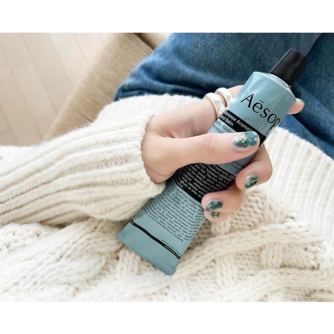 kumiのインスタグラム：「ㅤㅤㅤ﻿﻿ ㅤㅤㅤ﻿﻿ 今年最後のネイルチェンジ🐳  いつもはワンカラーなのだけど 珍しく少し冒険。  グリーンとブルーがmixされていて 指先を見つめては癒されてる♡  #newnail #nuancenail ㅤㅤㅤ﻿﻿」
